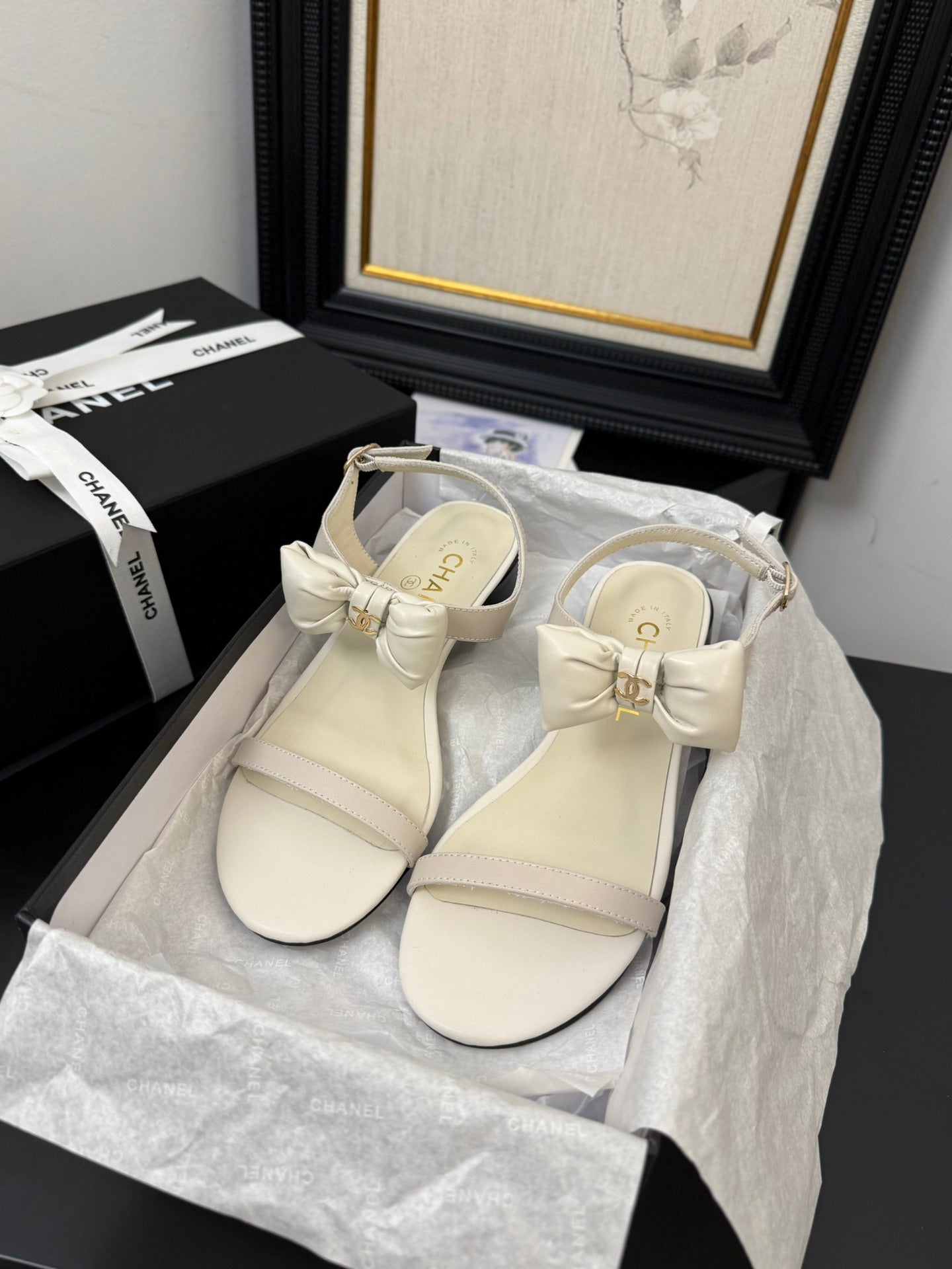 CHANEL FLAT SANDALS 5 MM IN WHITE CREAM CALFSKIN