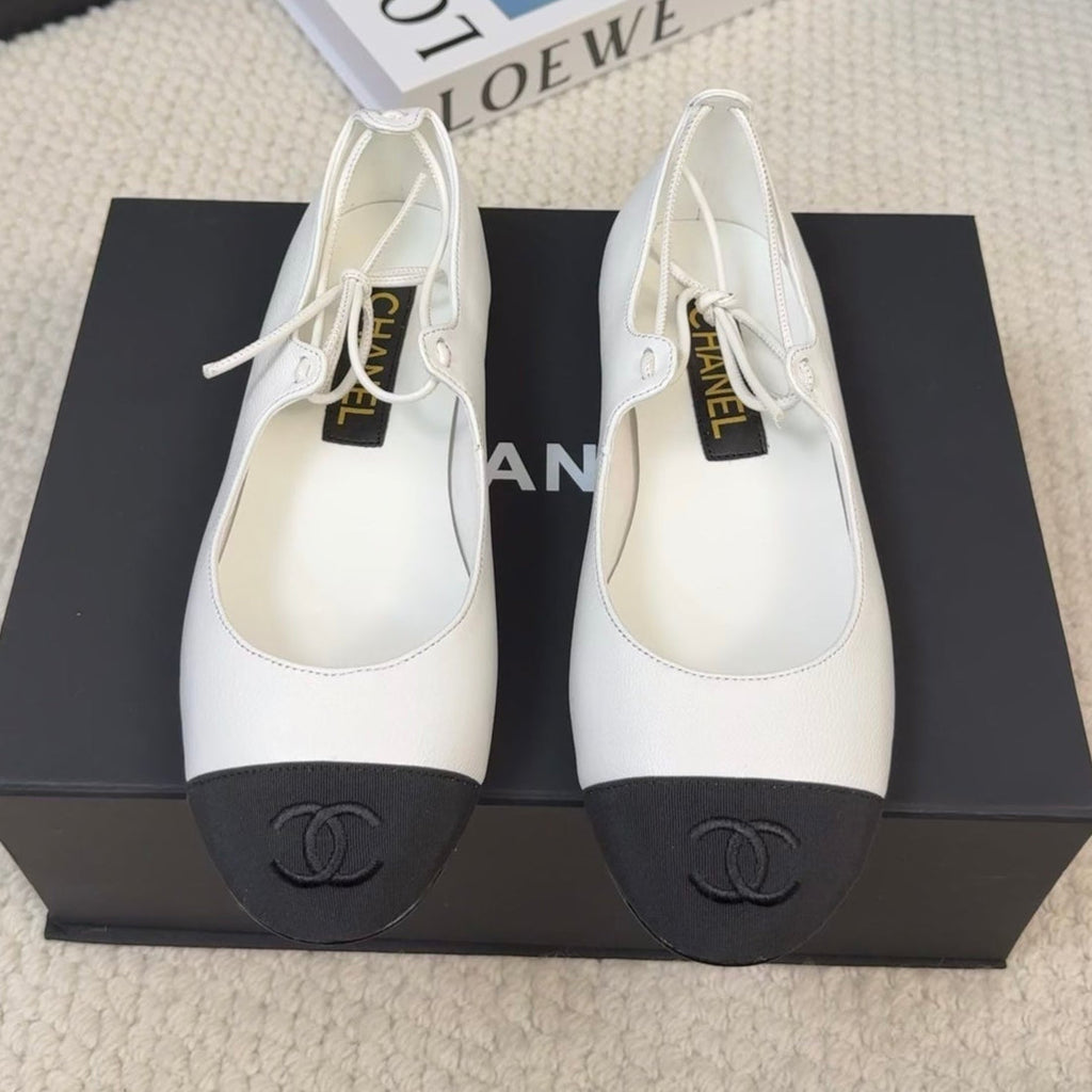 CHANEL FLAT MARY JANE PUMPS IN WHITE LAMBSKIN MIX BLACK FABRIC