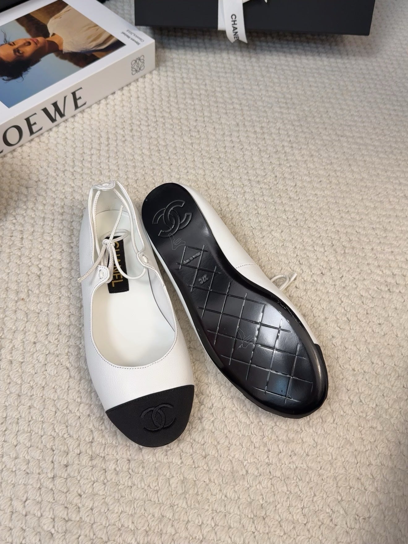 CHANEL FLAT MARY JANE PUMPS IN WHITE LAMBSKIN MIX BLACK FABRIC