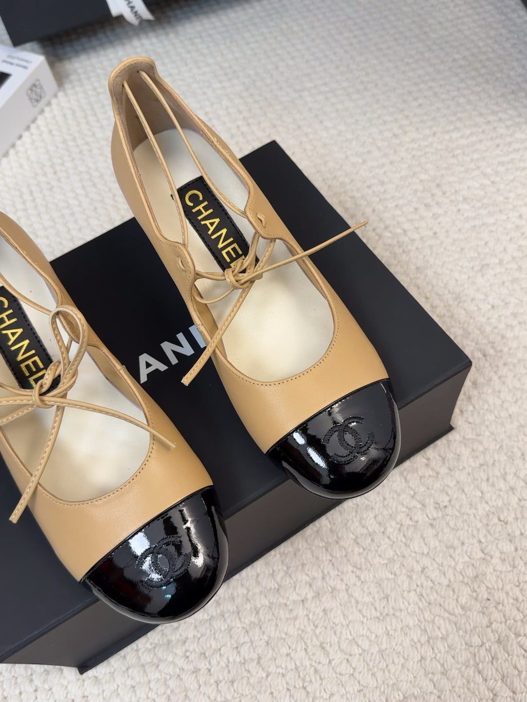 CHANEL MARY JANE PUMPS 55 MM IN SAND YELLOW MIX BLACK LAMBSKIN