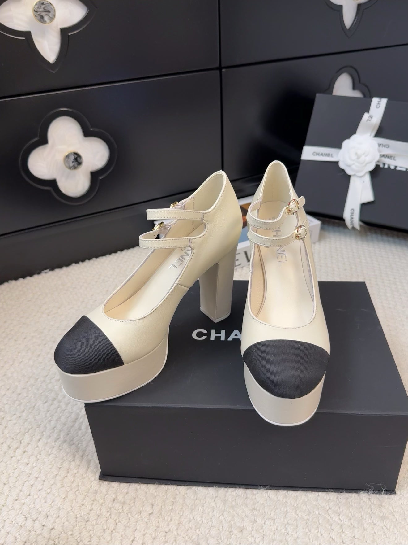 CHANEL FLATFORM SANDAL IN PALE YELLOW CALFSKIN AND BLACK FABRIC