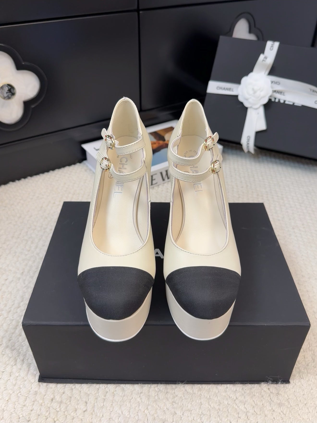 CHANEL FLATFORM SANDAL IN PALE YELLOW CALFSKIN AND BLACK FABRIC