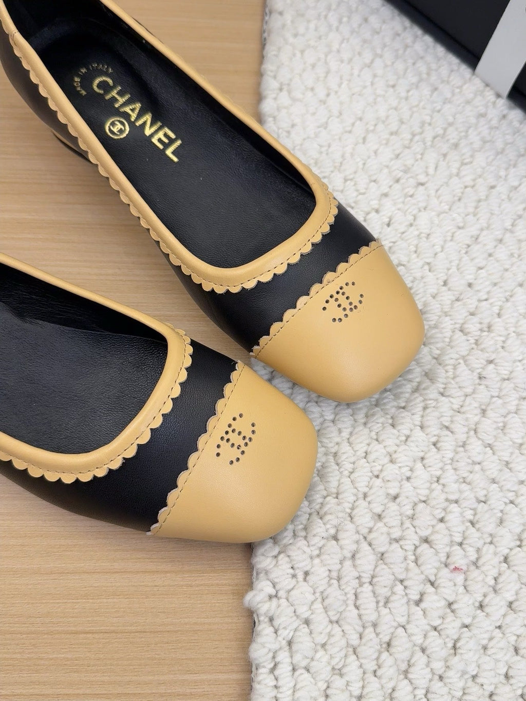 CHANEL BALLET FLAT IN BLACK MIX PEANUT BROWN CALFSKIN