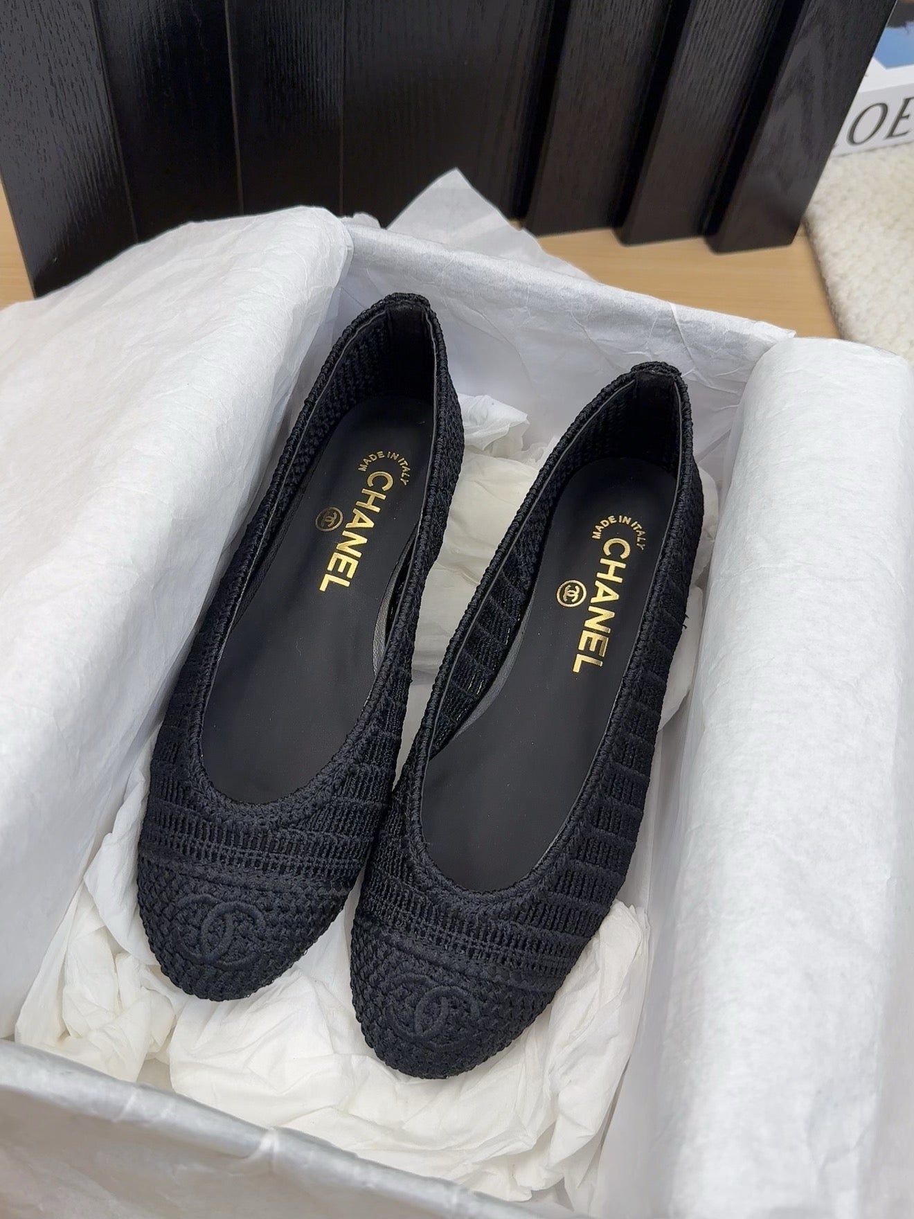 CHANEL BALLERINAS IN BLACK RAFFIA