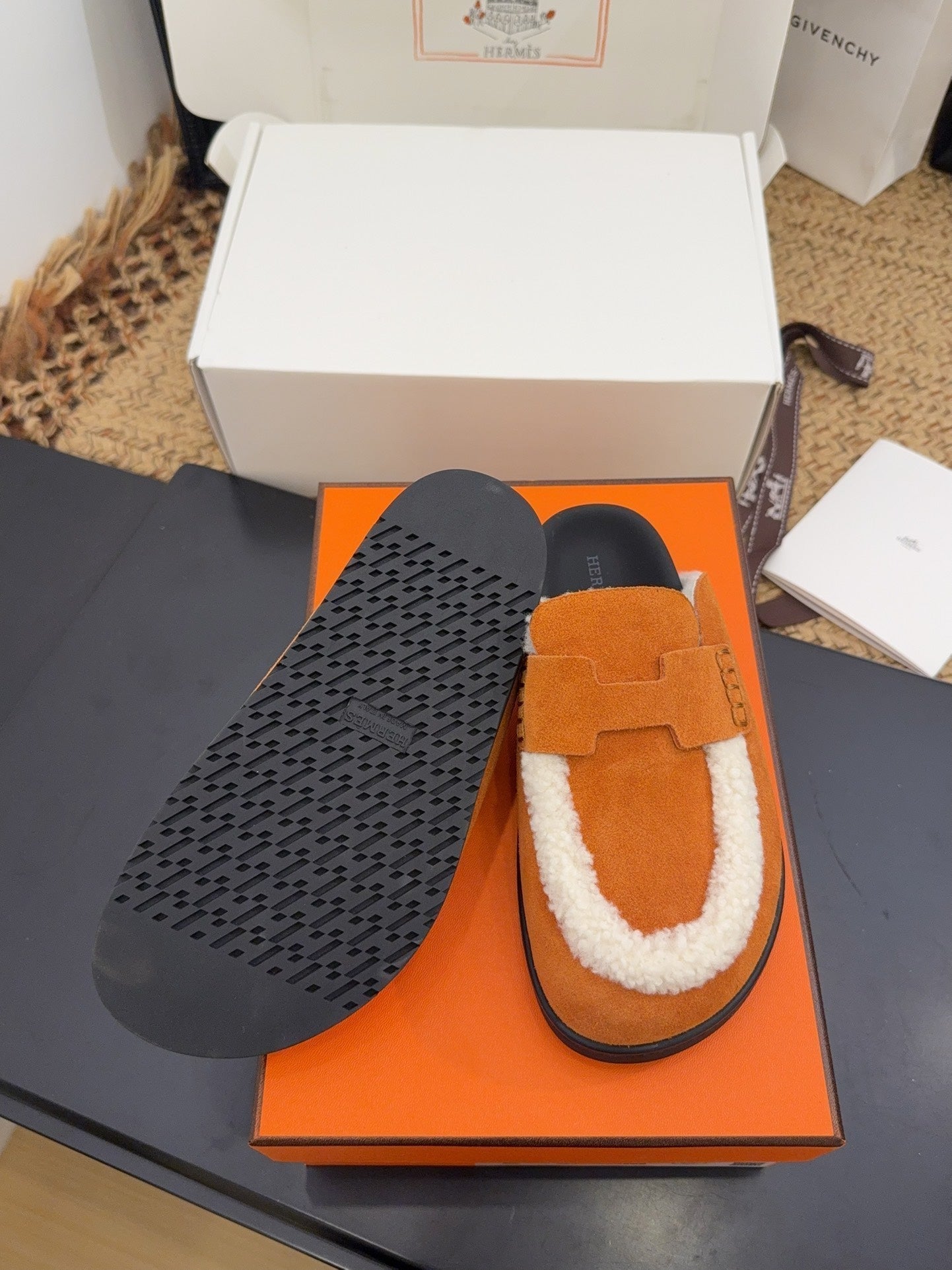 HERMES 25S MULE IN ORANGE SUEDE MIX WHITE SHEARLING