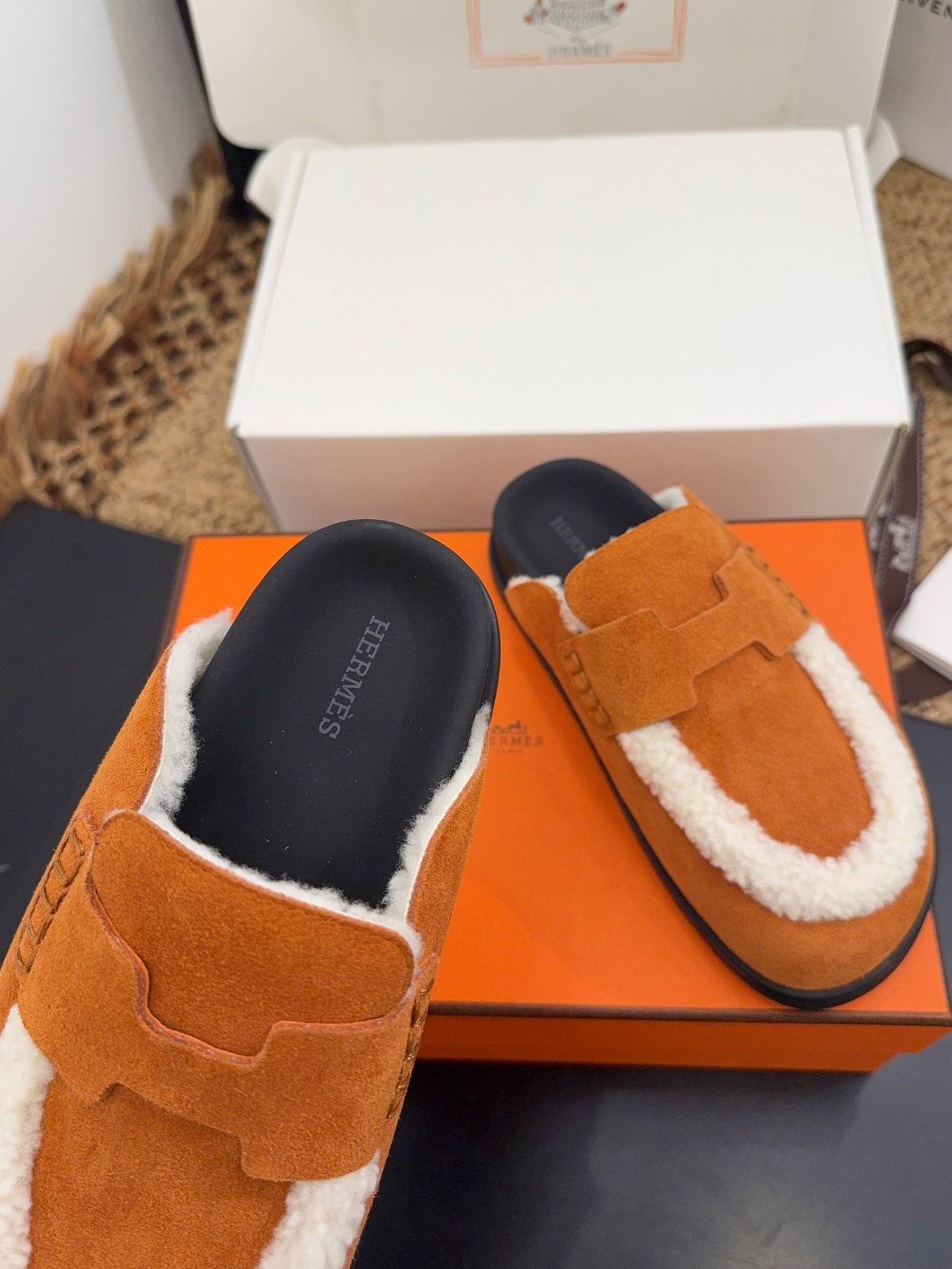HERMES 25S MULE IN ORANGE SUEDE MIX WHITE SHEARLING