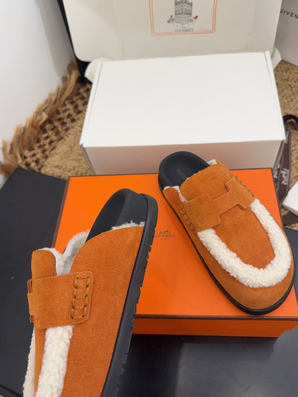 HERMES 25S MULE IN ORANGE SUEDE MIX WHITE SHEARLING