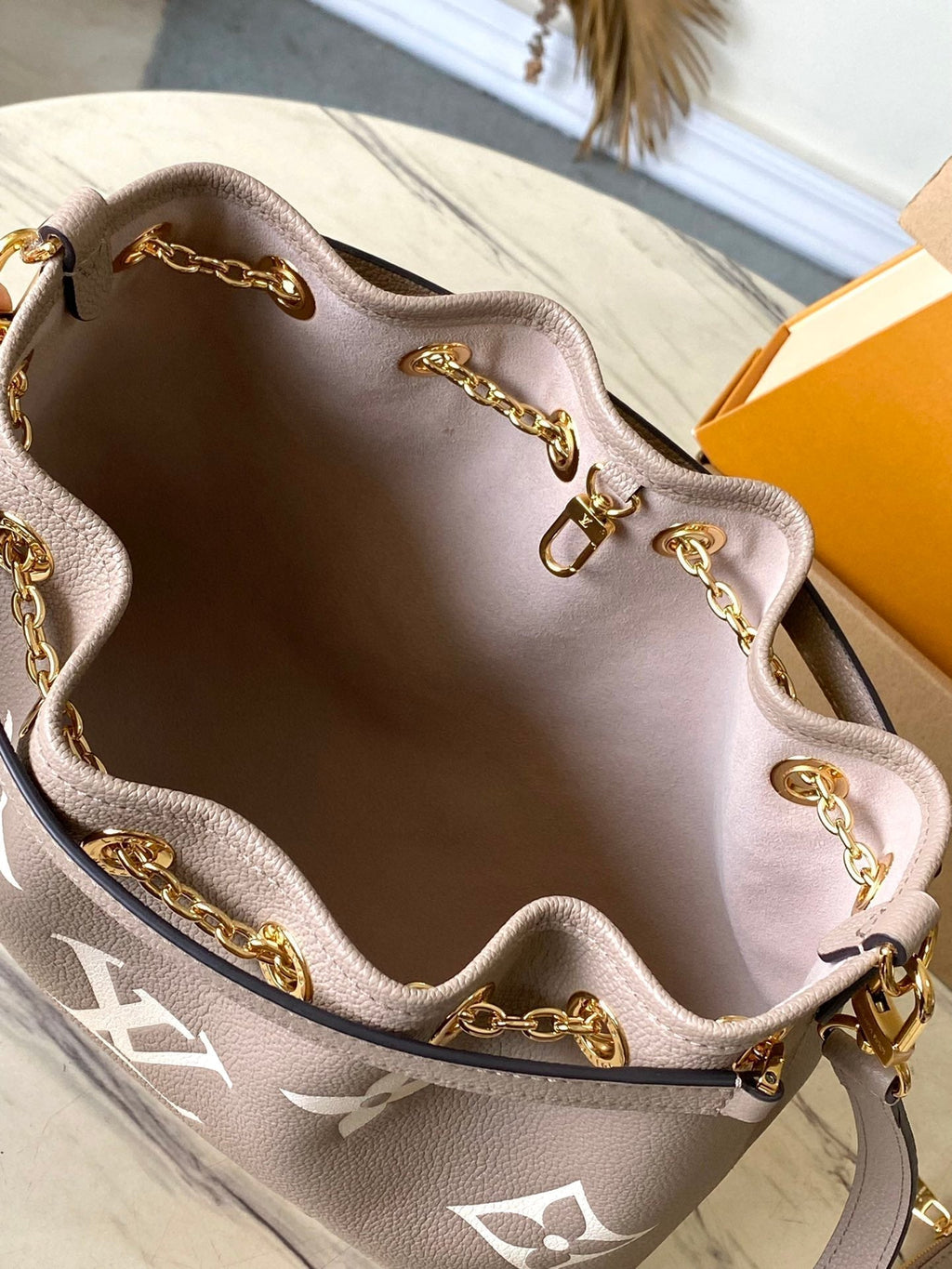 LOUIS VUITTON BUNDLE 28 IN TOURTERELLE WHITE MONOGRAM EMPREINTE LEATHER GOLD HARDWARE