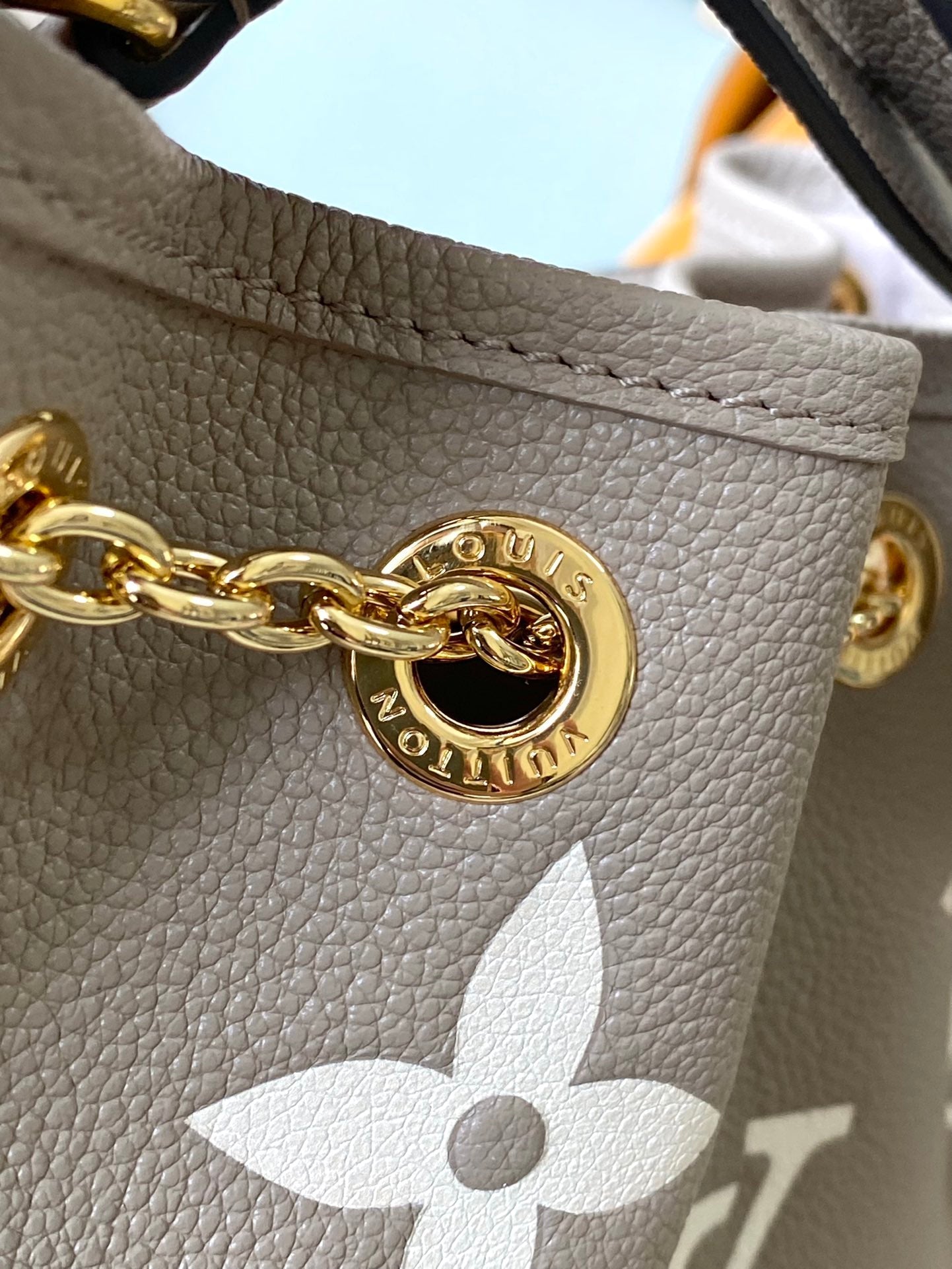 LOUIS VUITTON BUNDLE 28 IN TOURTERELLE WHITE MONOGRAM EMPREINTE LEATHER GOLD HARDWARE