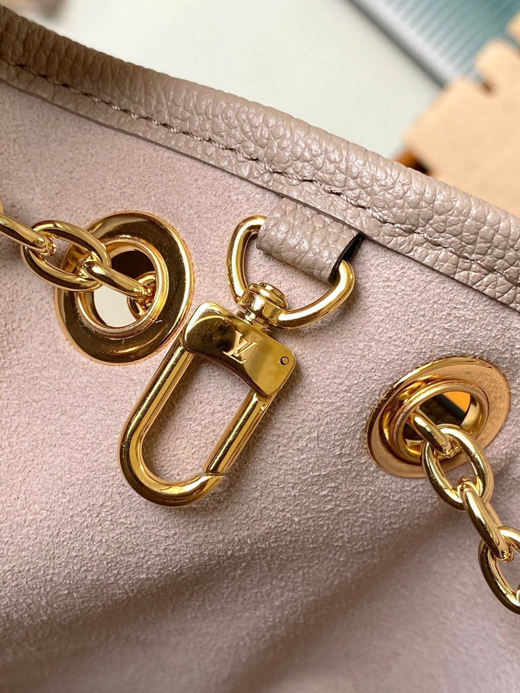 LOUIS VUITTON BUNDLE 28 IN TOURTERELLE WHITE MONOGRAM EMPREINTE LEATHER GOLD HARDWARE
