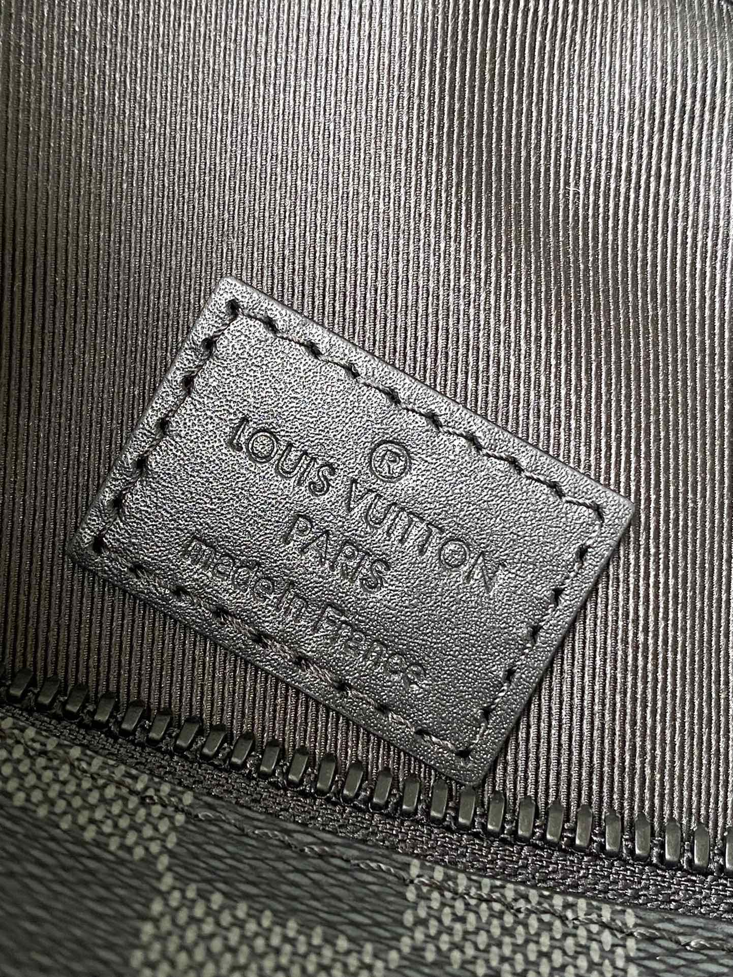 LOUIS VUITTON TAKEOFF POUCH 30 IN GREY BLACK DAMIER GRAPHITE CANVAS