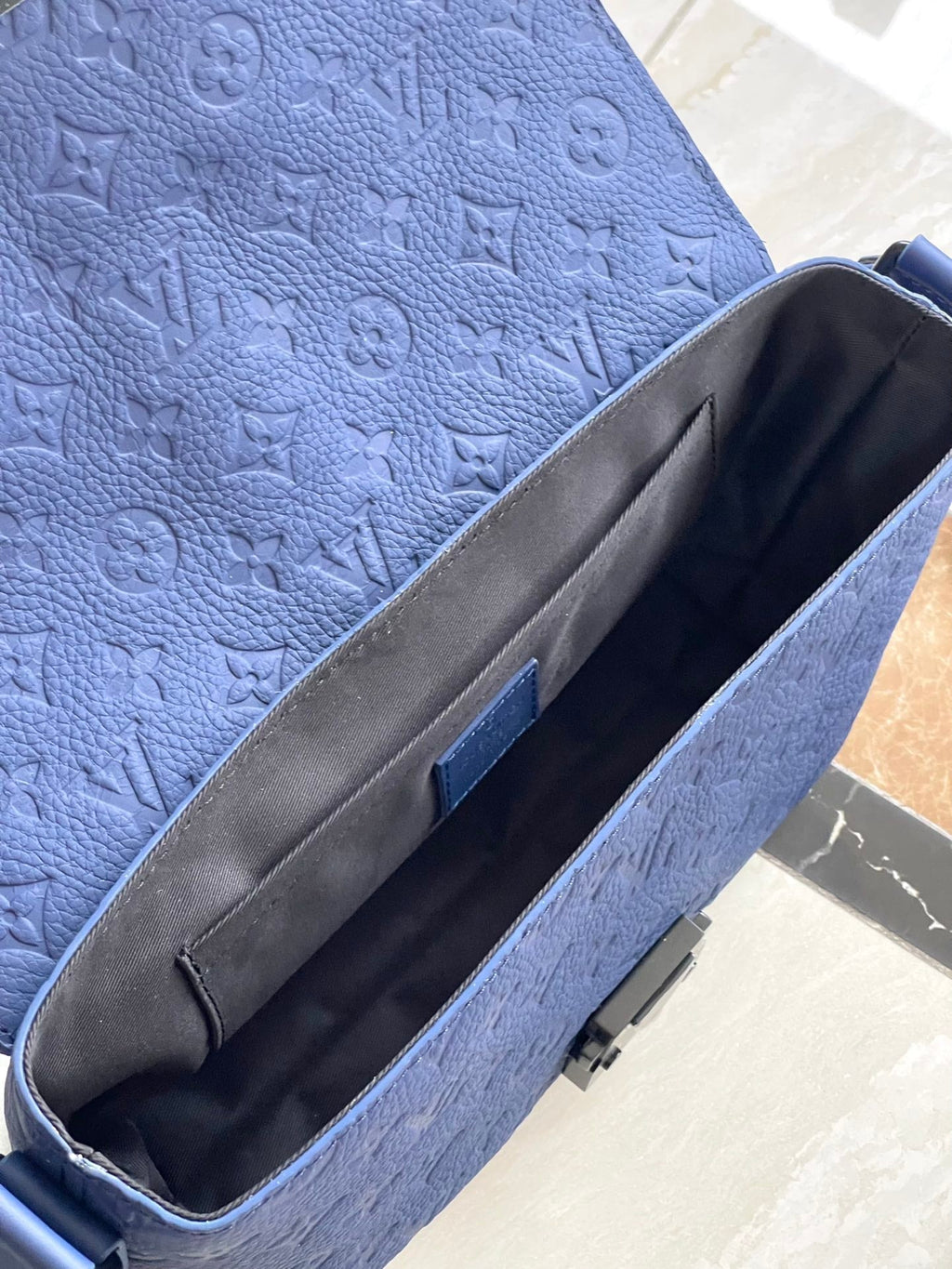LOUIS VUITTON S-CAPE MESSENGER 28 IN SAPPHIRE BLUE TAURILLON
