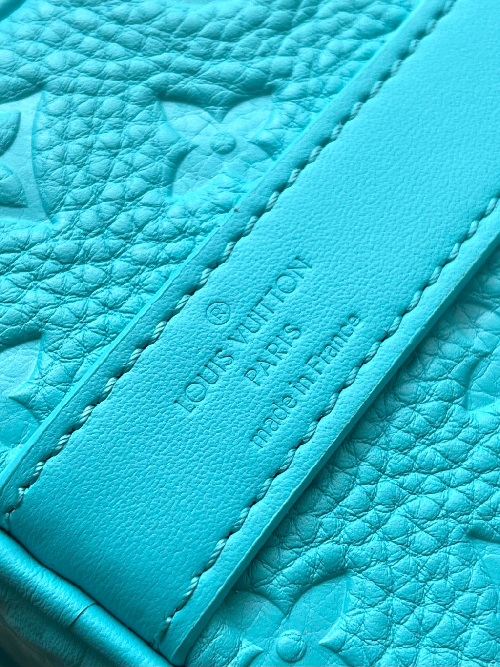 LOUIS VUITTON KEEPALL BANDOULIÈRE 25 IN TURQUOISE BLUE MONOGRAM EMBOSSED CALFSKIN