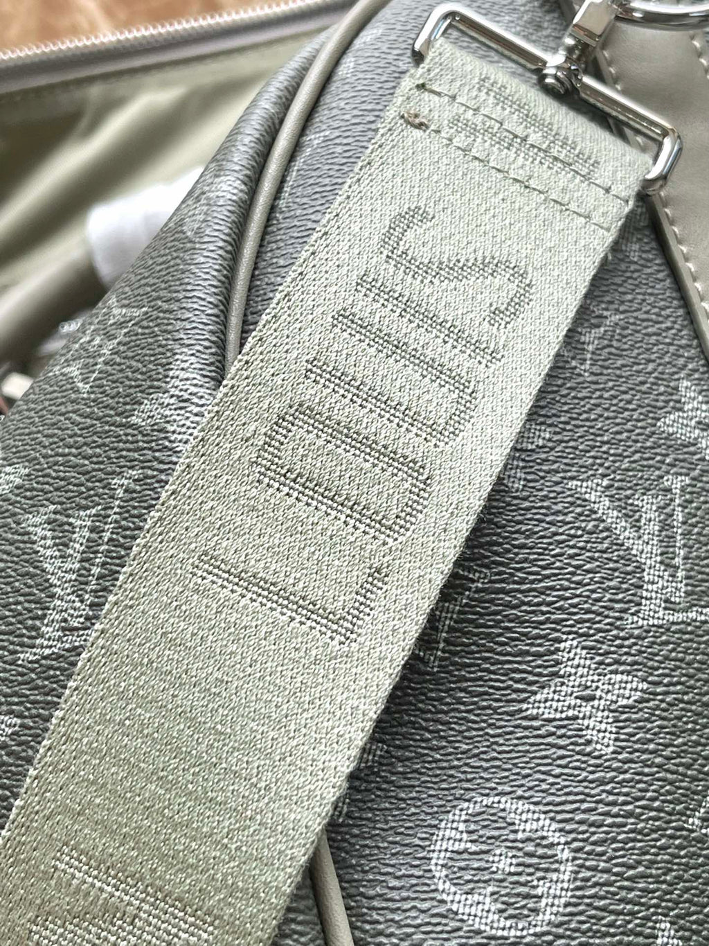 LOUIS VUITTON KEEPALL BANDOULIÈRE 45 IN GRAY MONOGRAM GRADIENT CANVAS