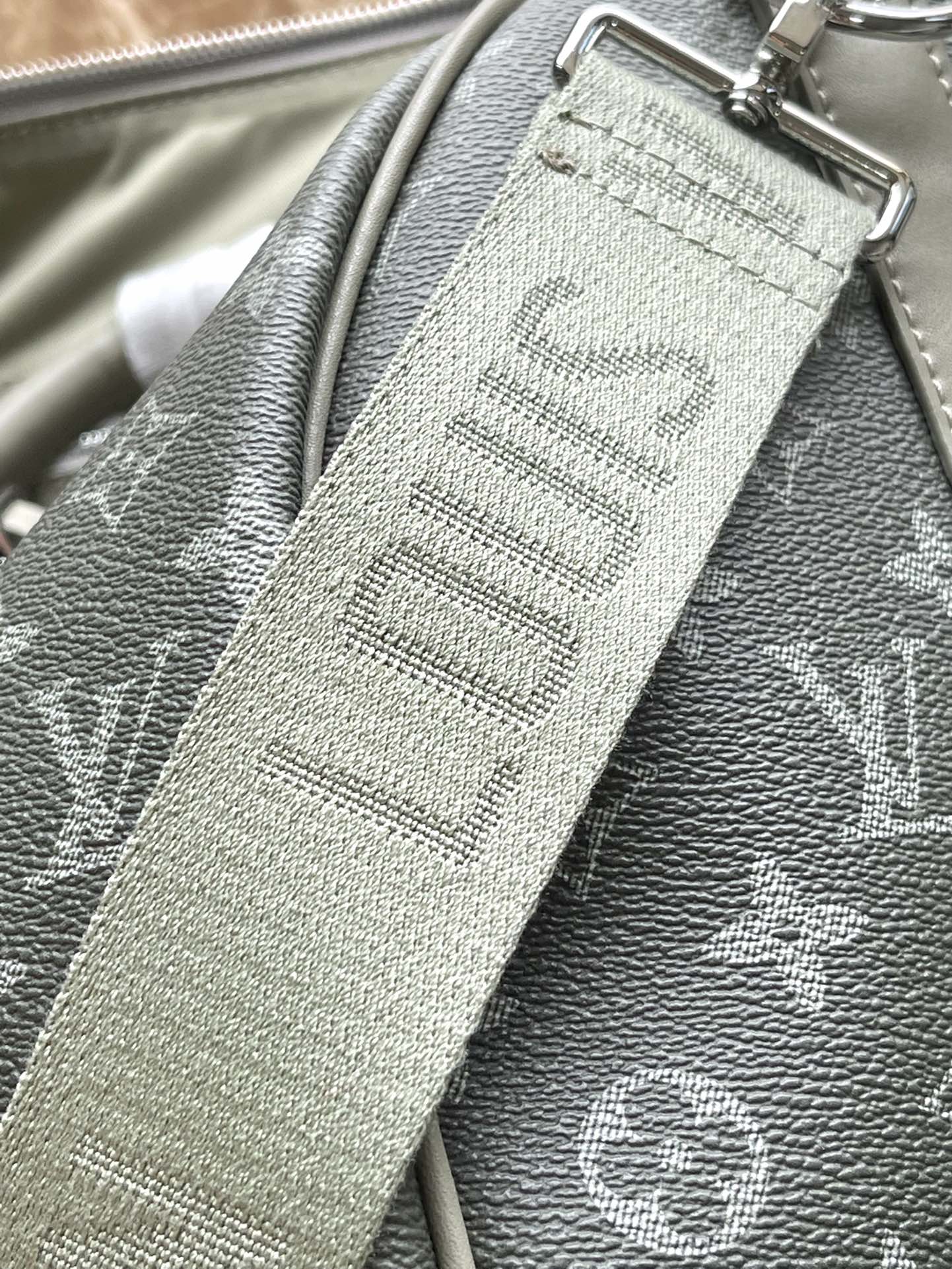 LOUIS VUITTON KEEPALL BANDOULIÈRE 45 IN GRAY MONOGRAM GRADIENT CANVAS