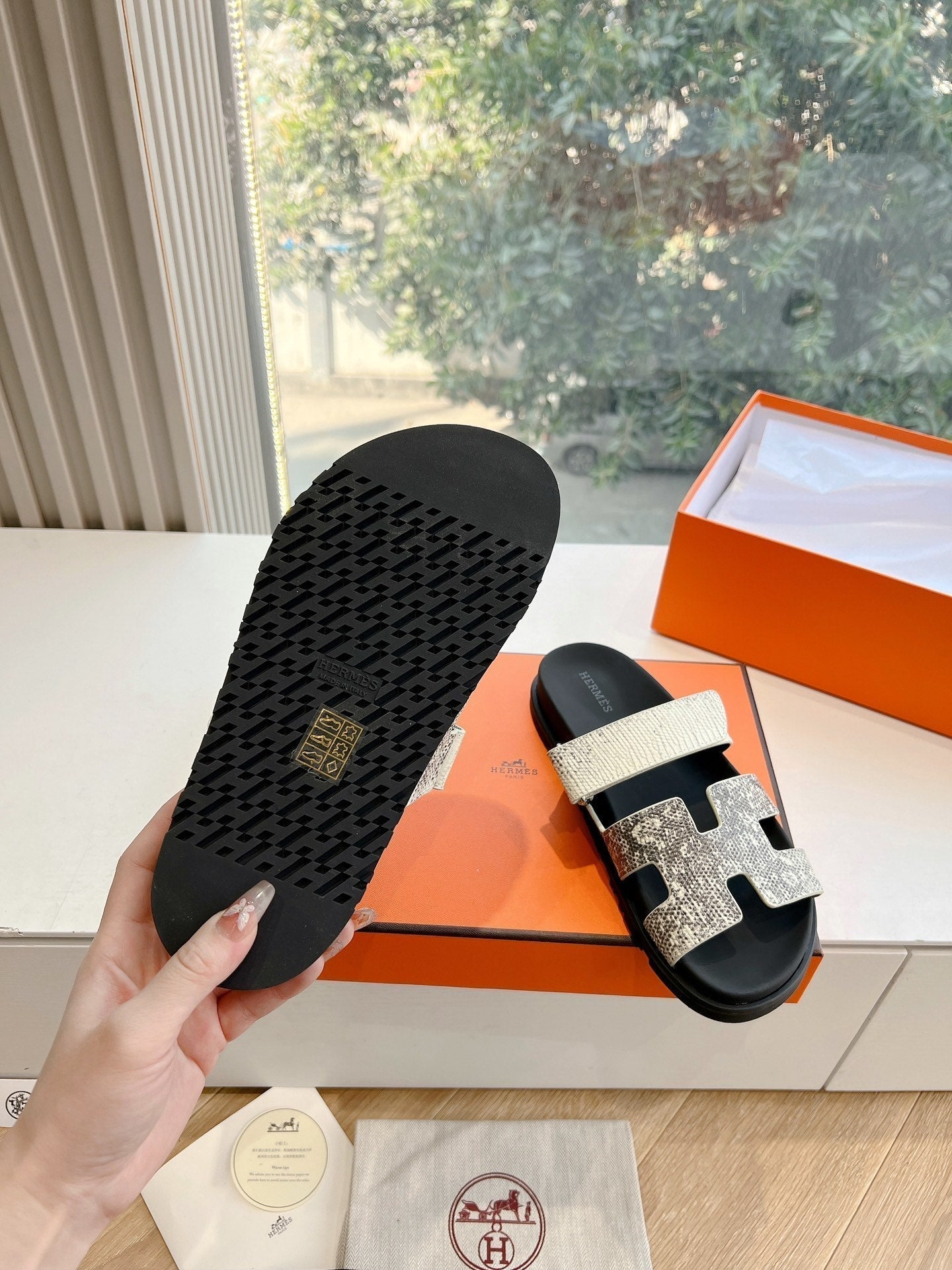 HERMES CHYPRE SANDAL IN WHITE MIX BLACK LIZARD SKIN