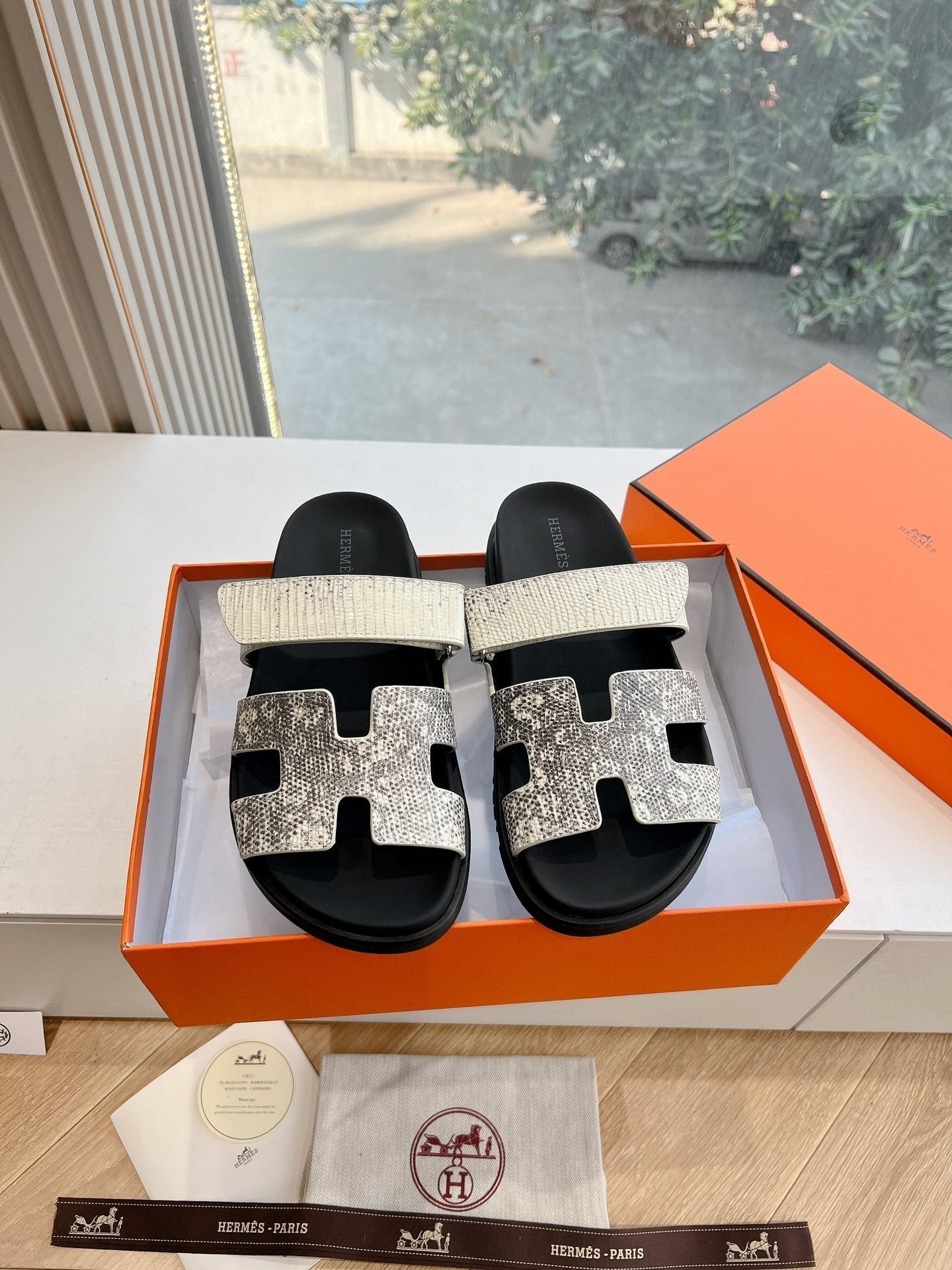 HERMES CHYPRE SANDAL IN WHITE MIX BLACK LIZARD SKIN