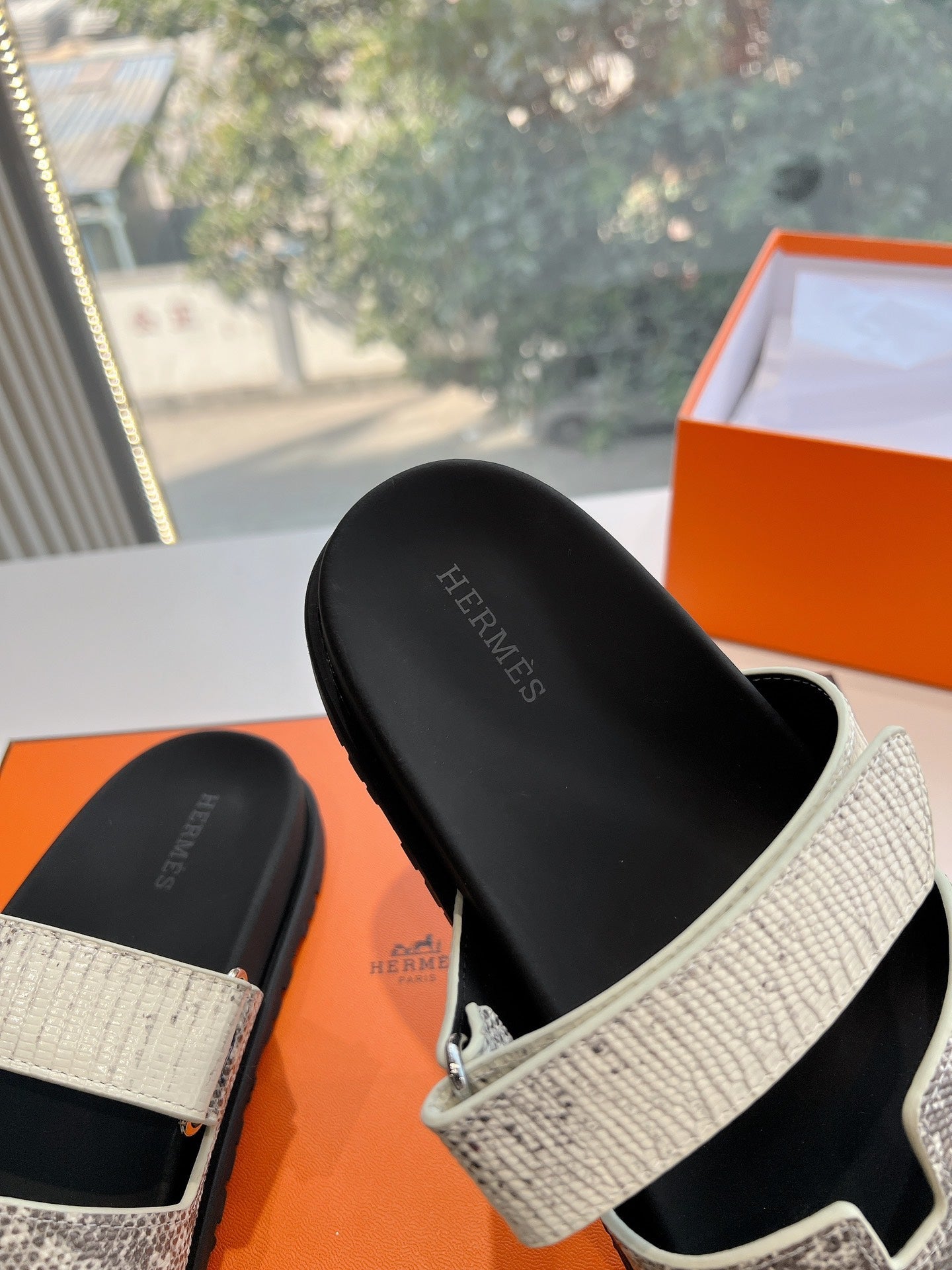 HERMES CHYPRE SANDAL IN WHITE MIX BLACK LIZARD SKIN