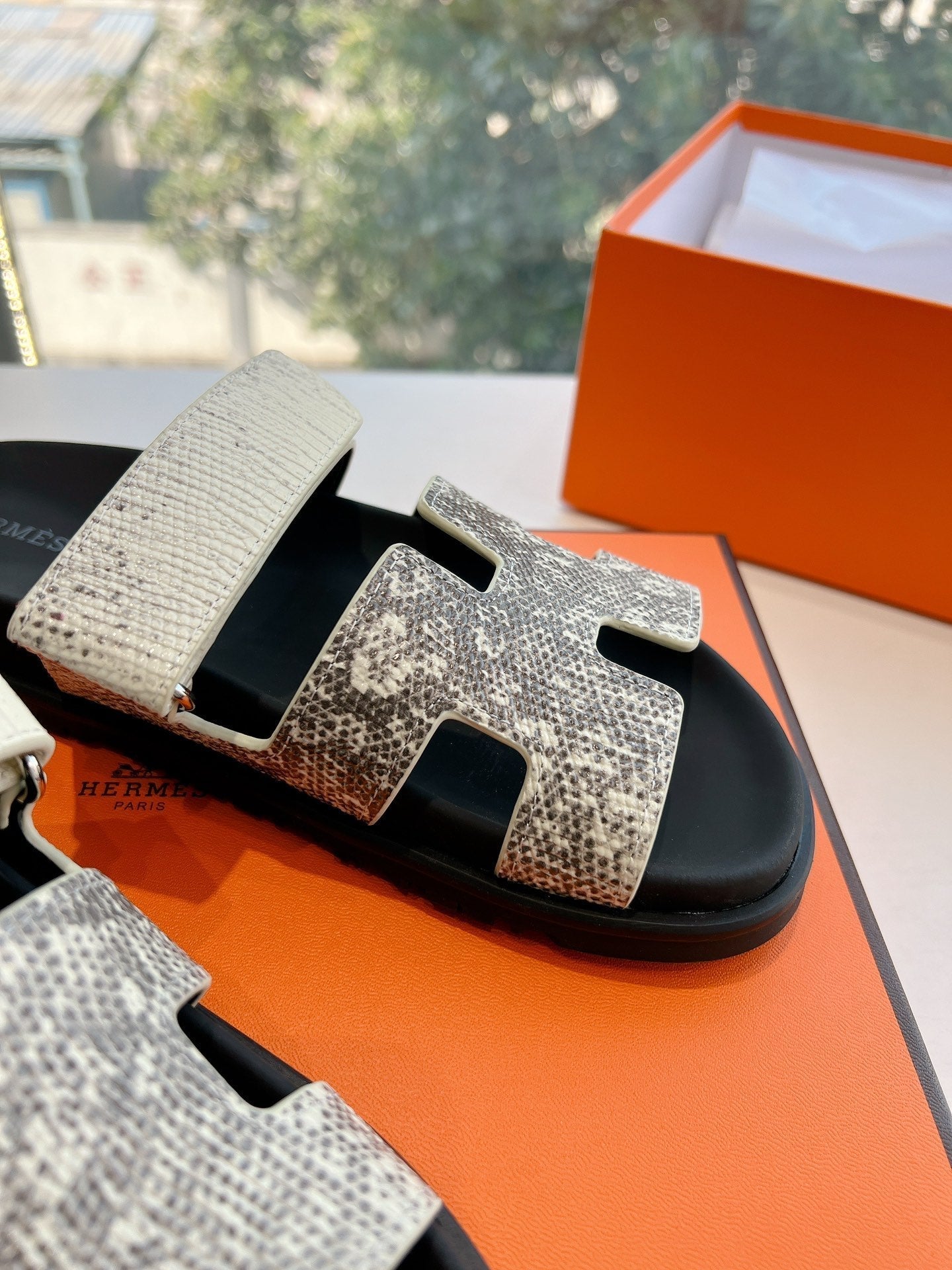 HERMES CHYPRE SANDAL IN WHITE MIX BLACK LIZARD SKIN