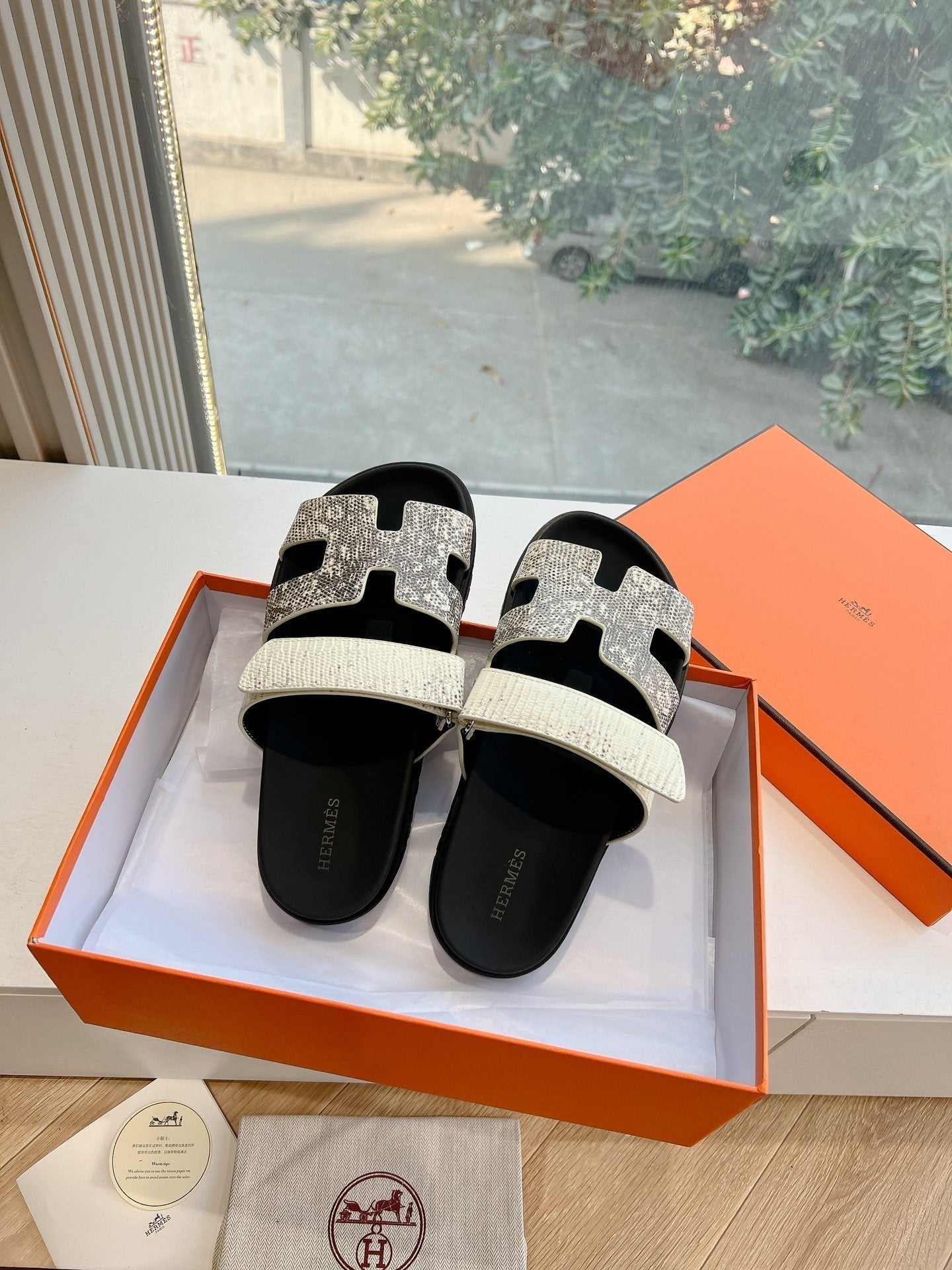 HERMES CHYPRE SANDAL IN WHITE MIX BLACK LIZARD SKIN