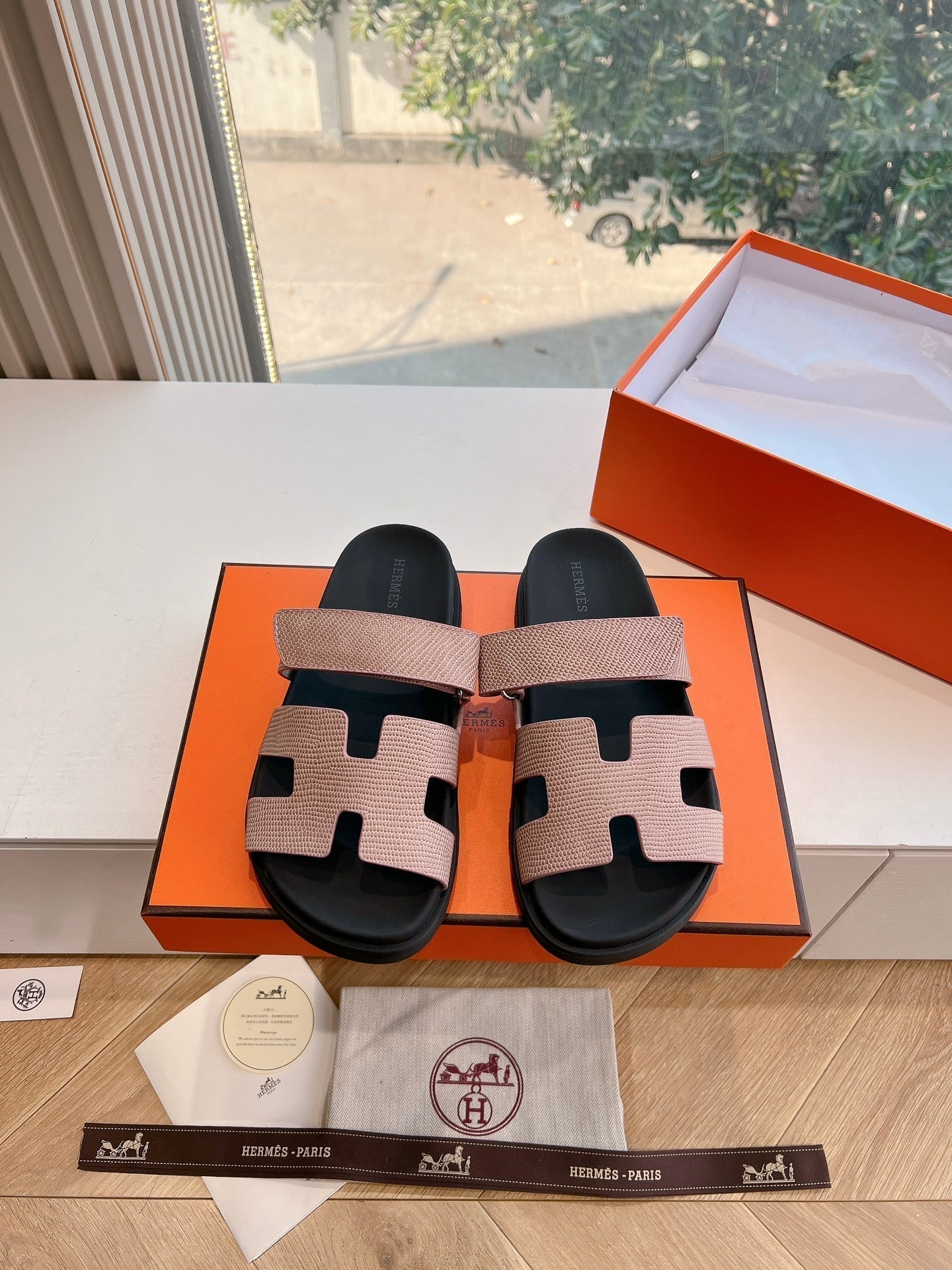 HERMES CHYPRE SANDAL IN PEACH PINK SHINY GRAINED CALFSKIN