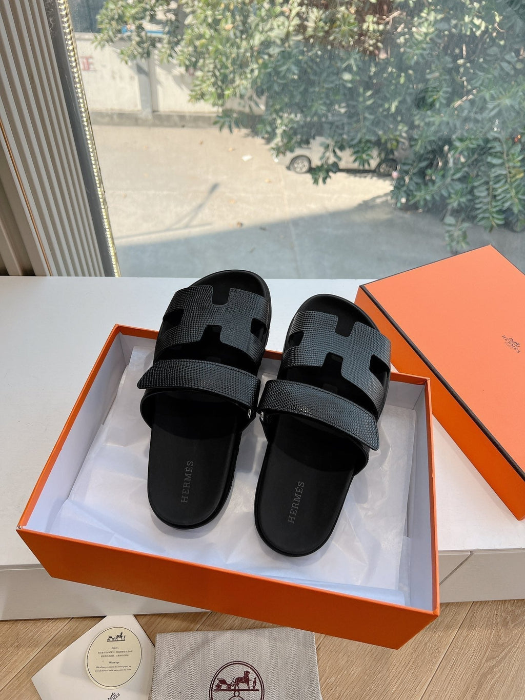 HERMES CHYPRE SANDAL IN BLACK SHINY GRAINED CALFSKIN
