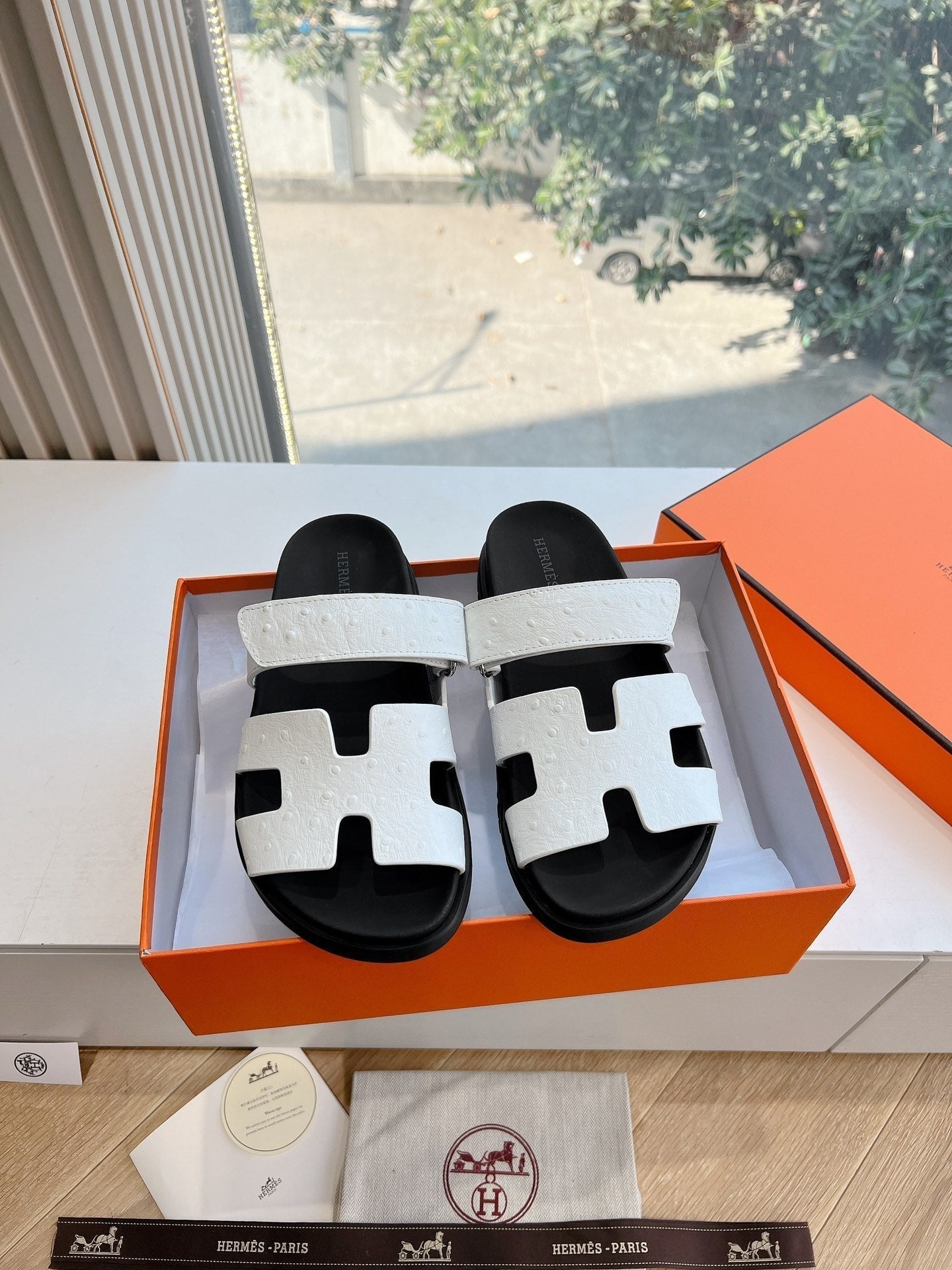 HERMES CHYPRE SANDAL IN WHITE GRAINED CALFSKIN