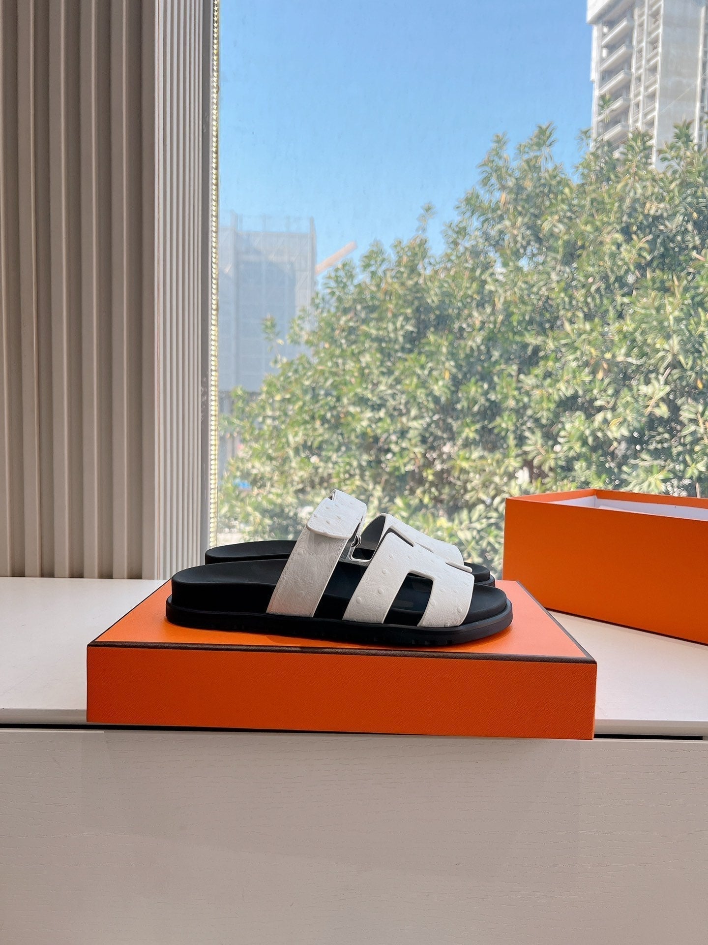 HERMES CHYPRE SANDAL IN WHITE GRAINED CALFSKIN