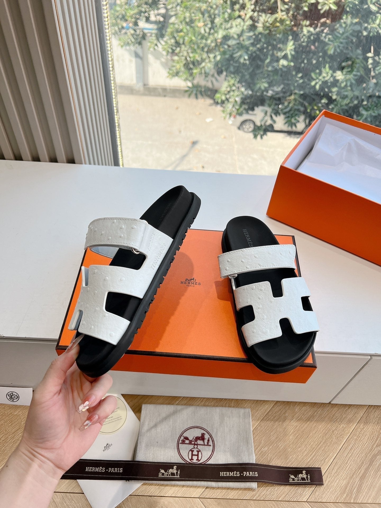 HERMES CHYPRE SANDAL IN WHITE GRAINED CALFSKIN