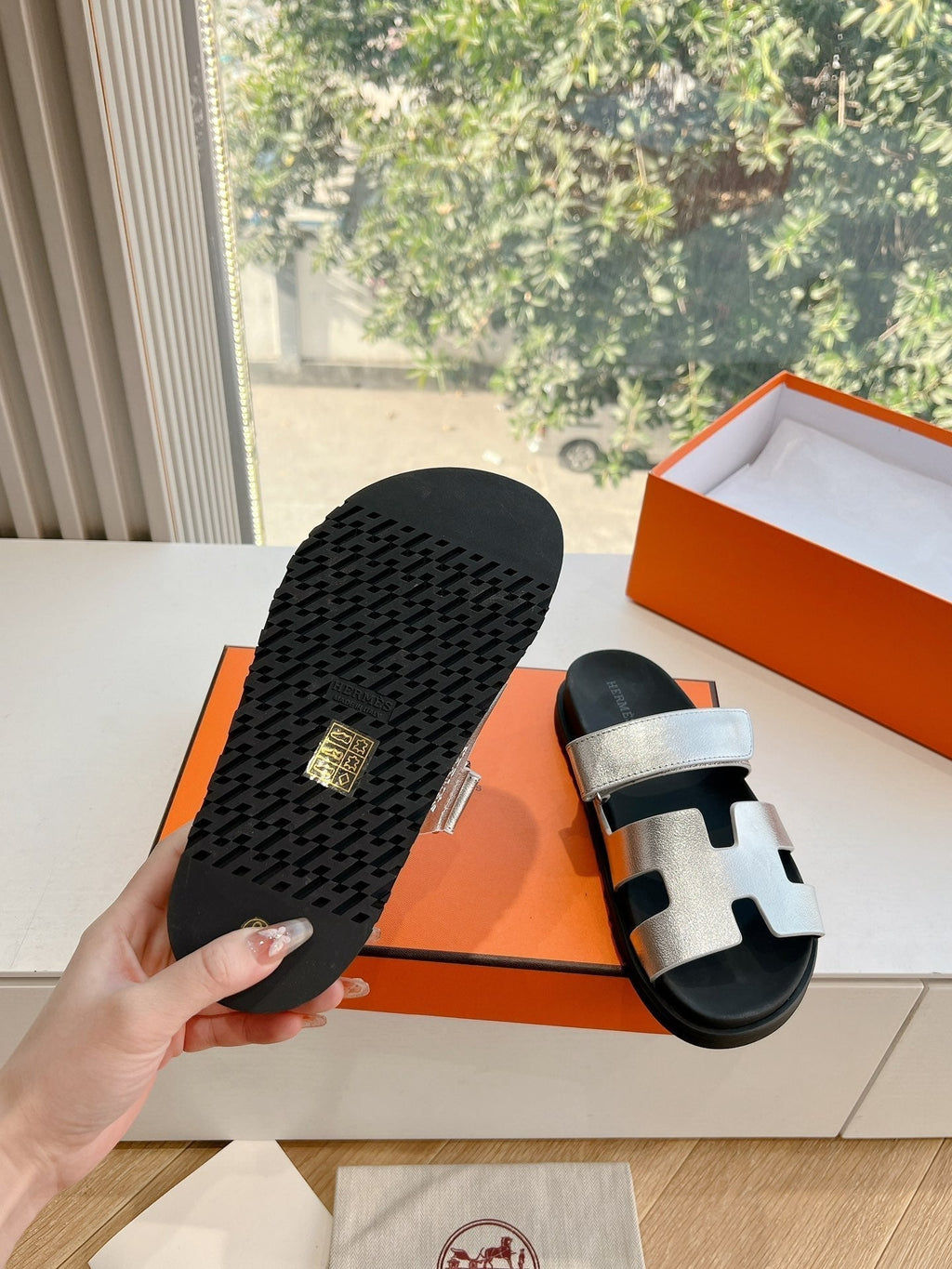 HERMES CHYPRE SANDAL IN SILVER METALLIC CALFSKIN