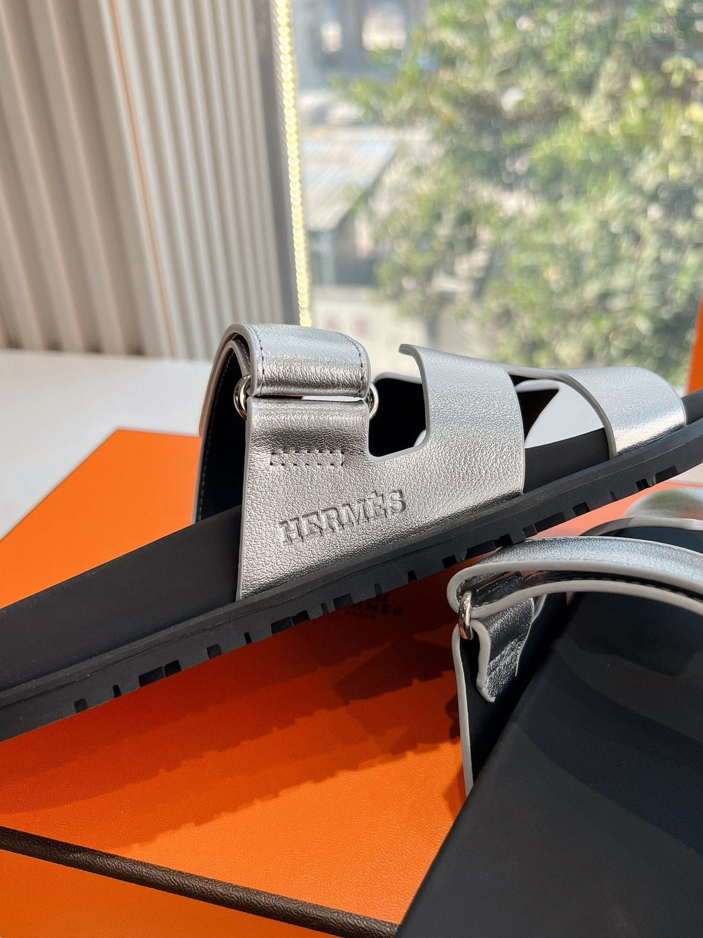 HERMES CHYPRE SANDAL IN SILVER METALLIC CALFSKIN