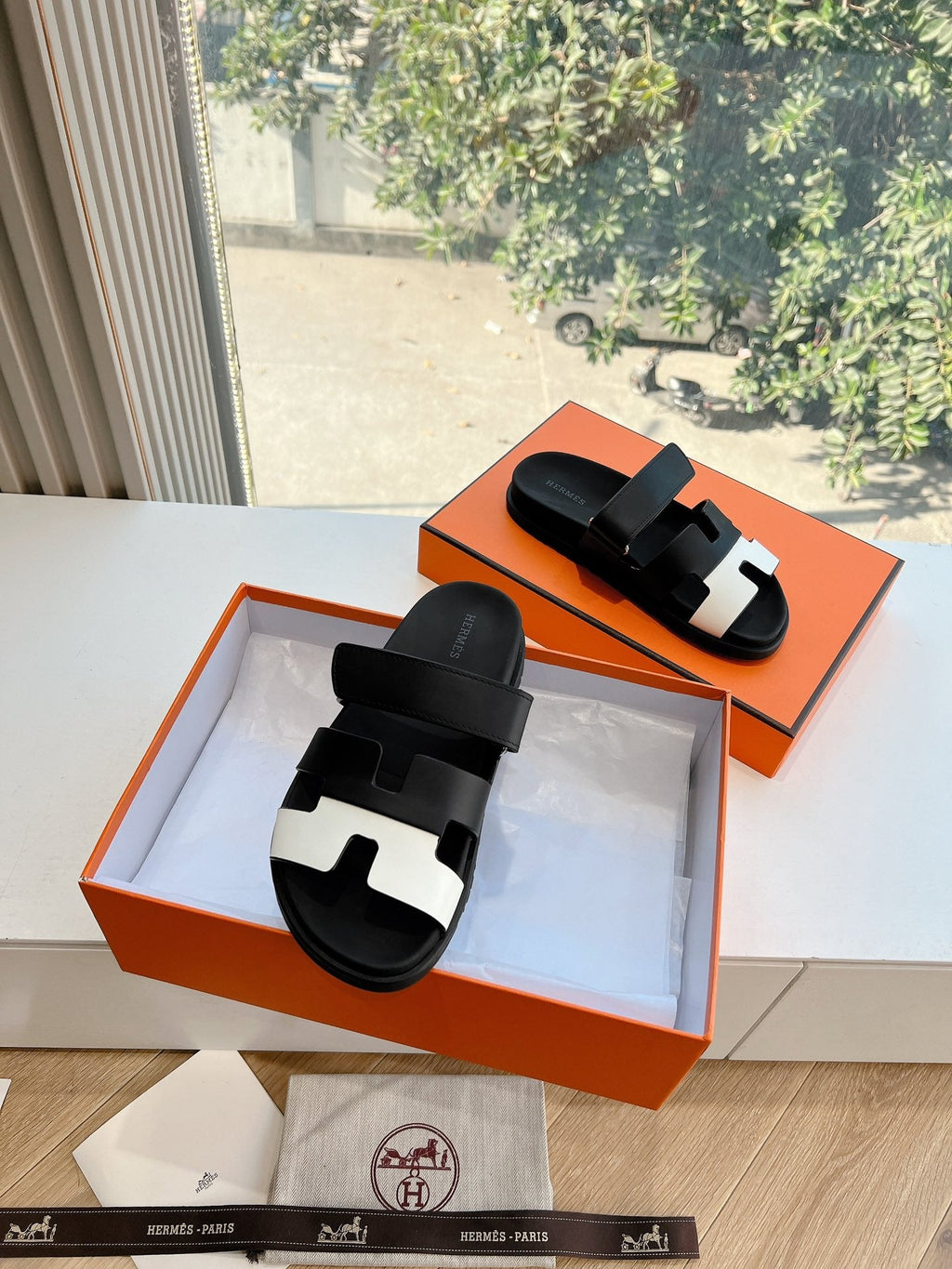 HERMES CHYPRE SANDAL IN BLACK MIX WHITE CALFSKIN