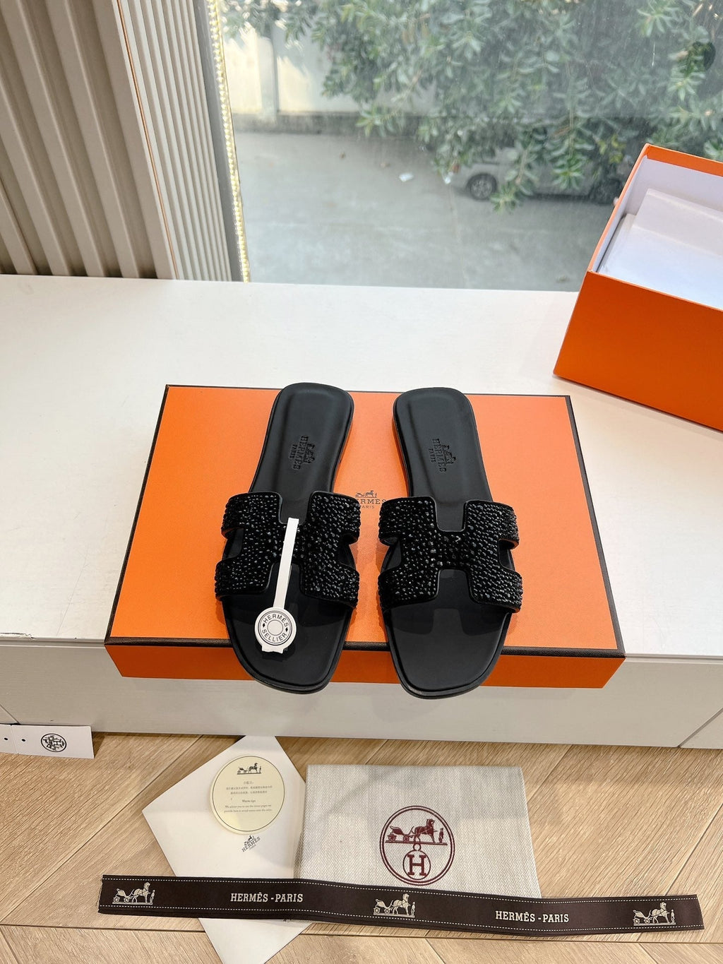 HERMES 0RAN SLIDE IN BLACK CALFSKIN WITH CRYSTALS