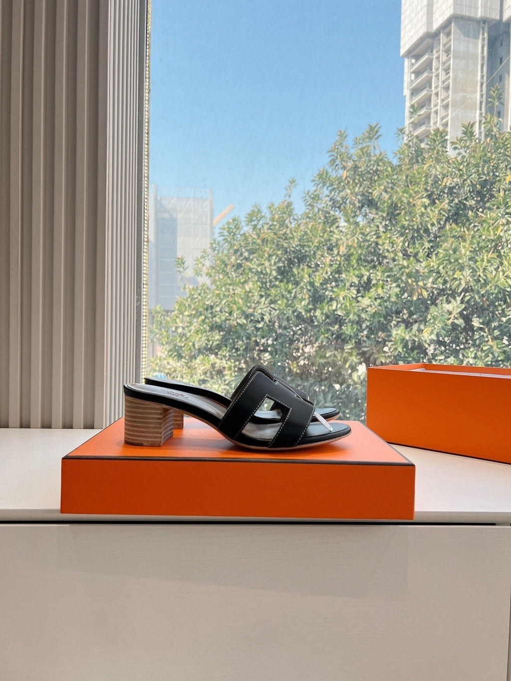 HERMES 0ASIS SANDAL IN BLACK CALFSKIN