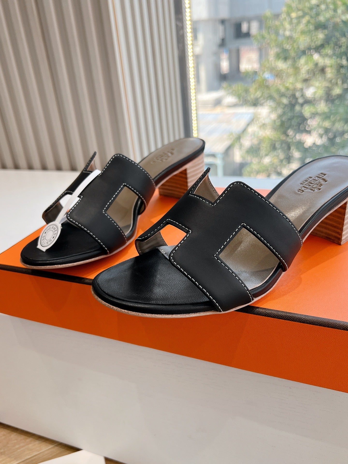 HERMES 0ASIS SANDAL IN BLACK CALFSKIN