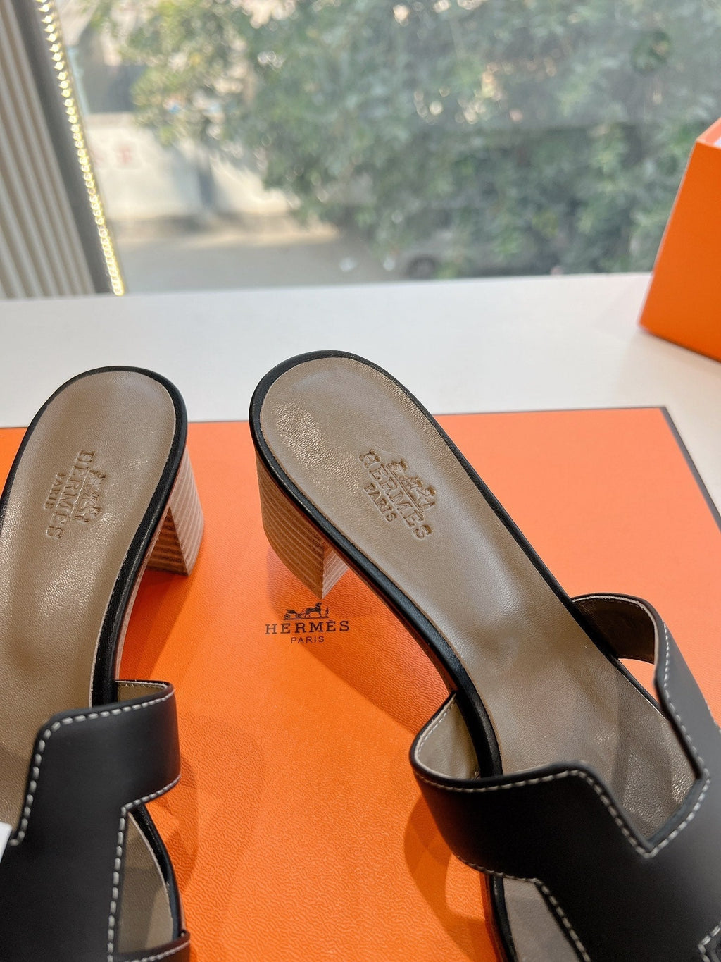 HERMES 0ASIS SANDAL IN BLACK CALFSKIN
