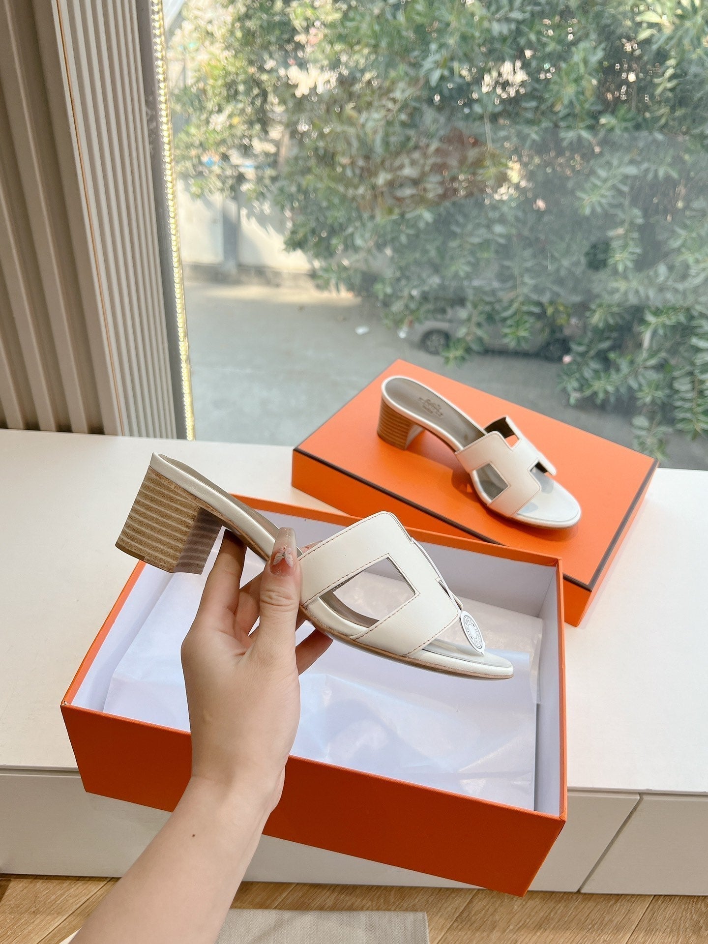 HERMES 0ASIS SANDAL IN WHITE CALFSKIN