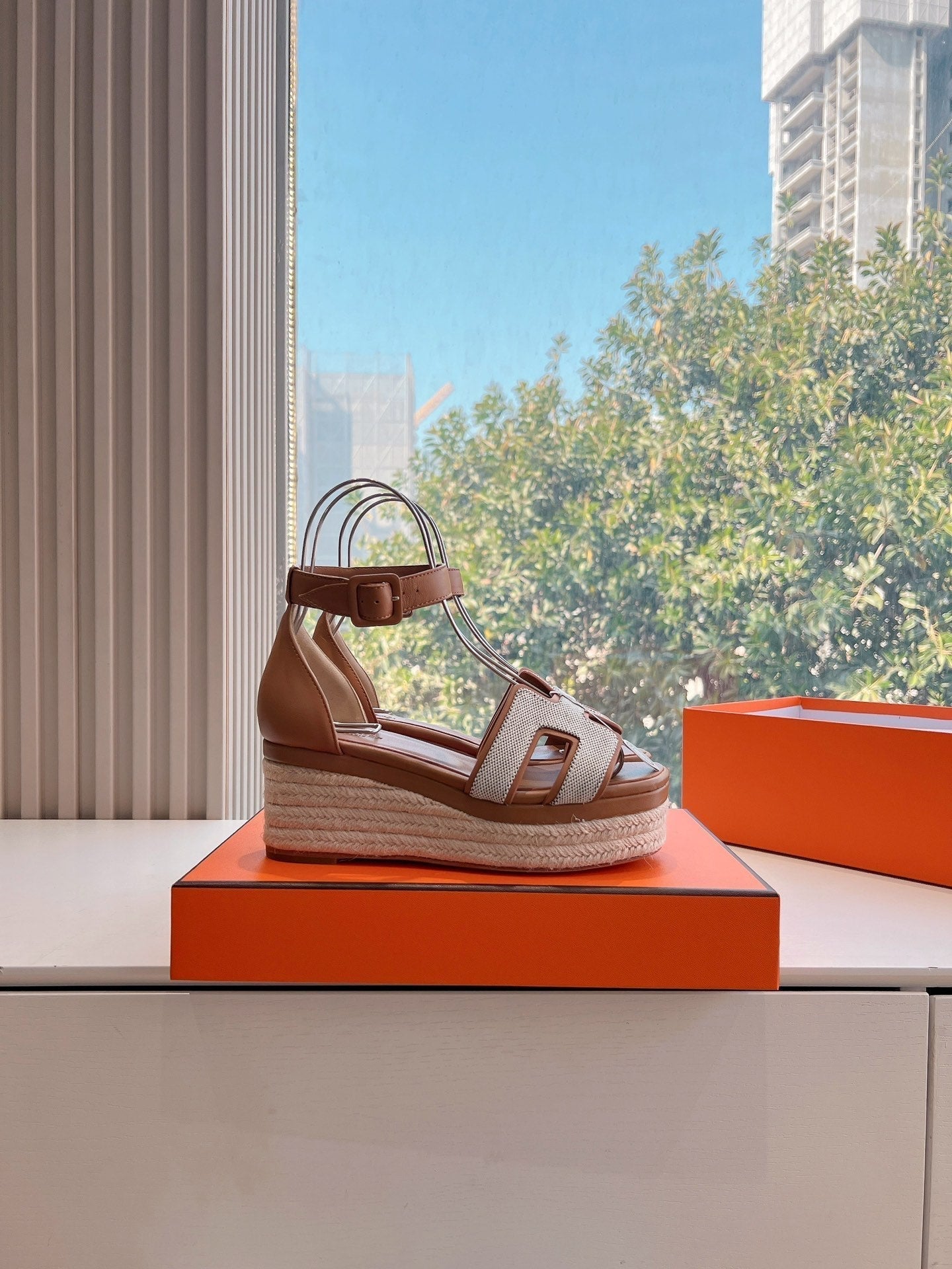 HERMES ELDA ESPADRILLE IN WHITE FABRIC AND BRONZE BROWN CALFSKIN