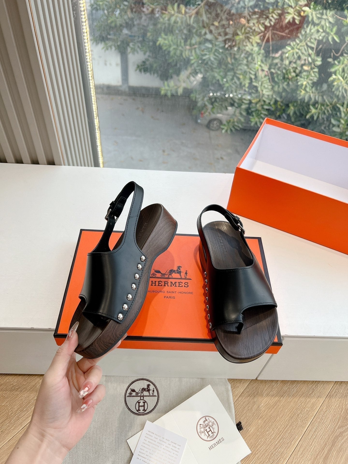 HERMES FLAT SANDAL IN BLACK CALFSKIN