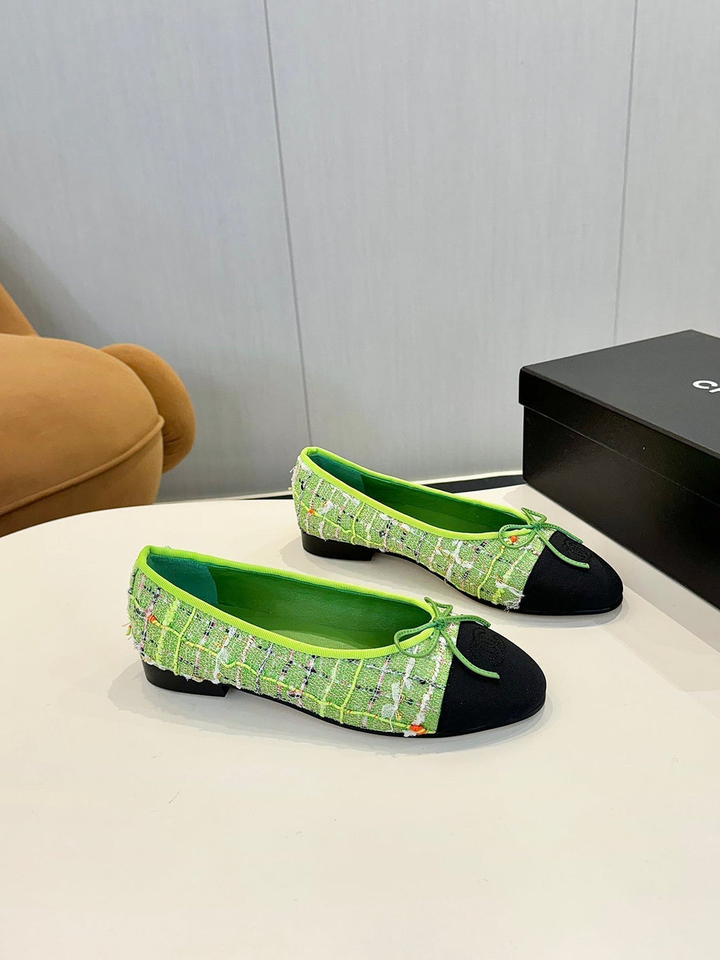 CHANEL BALLET FLATS IN EMERALD GREEN TWEED AND FABRIC