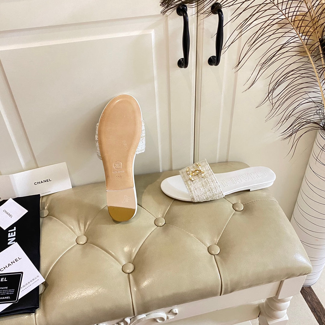 CHANEL SLIPPERS IN WHITE CREAM TWEED MULE