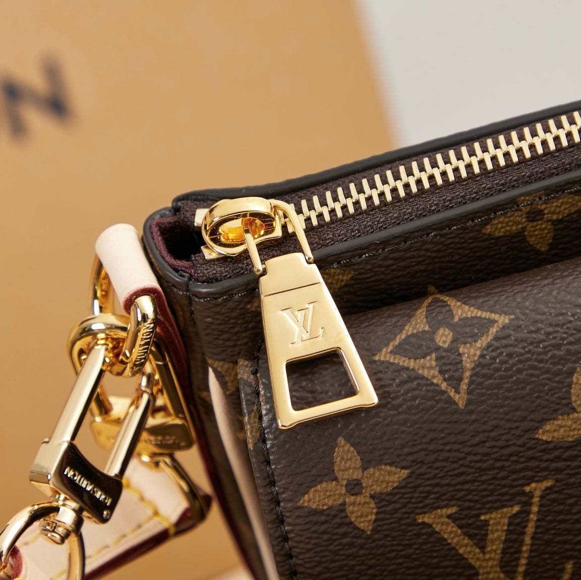 LOUIS VUITTON VIVACITÉ 25 IN BROWN MONOGRAM CANVAS GOLD HARDWARE
