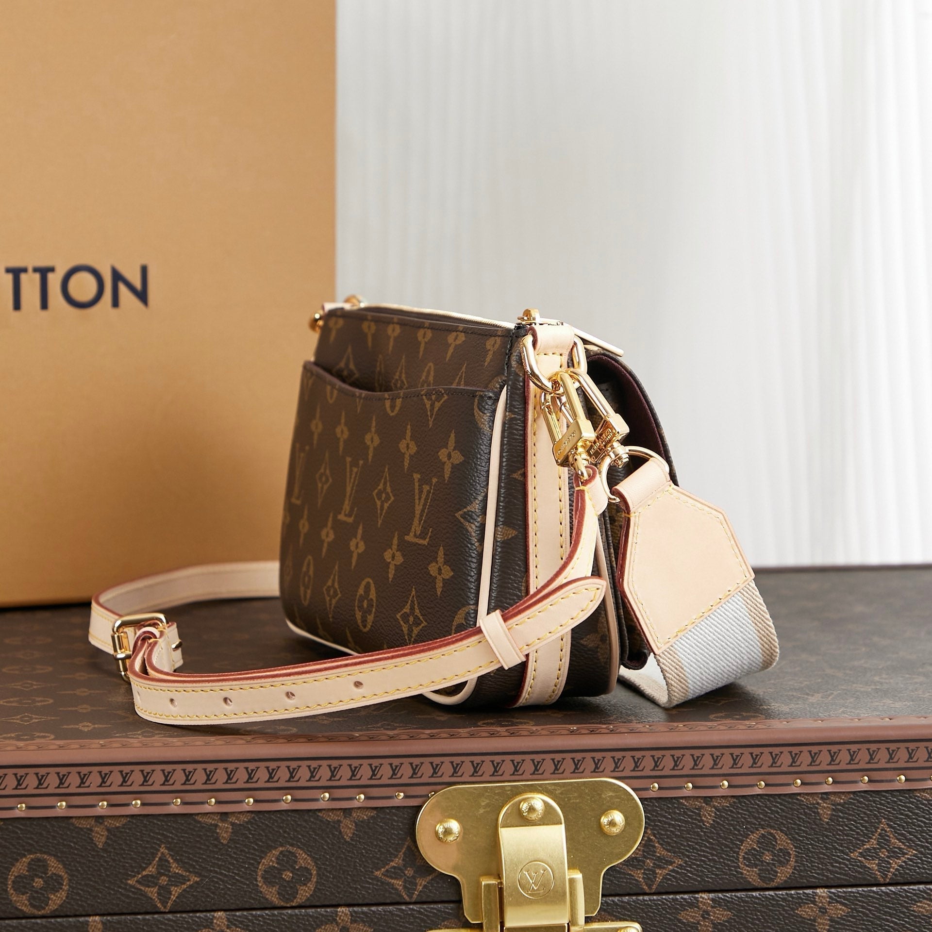 LOUIS VUITTON VIVACITÉ 25 IN BROWN MONOGRAM CANVAS GOLD HARDWARE
