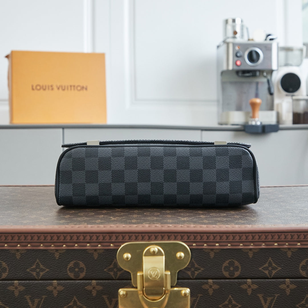LOUIS VUITTON DISTRICT 25 IN GREY BLACK DAMIER GRAPHITE CANVAS