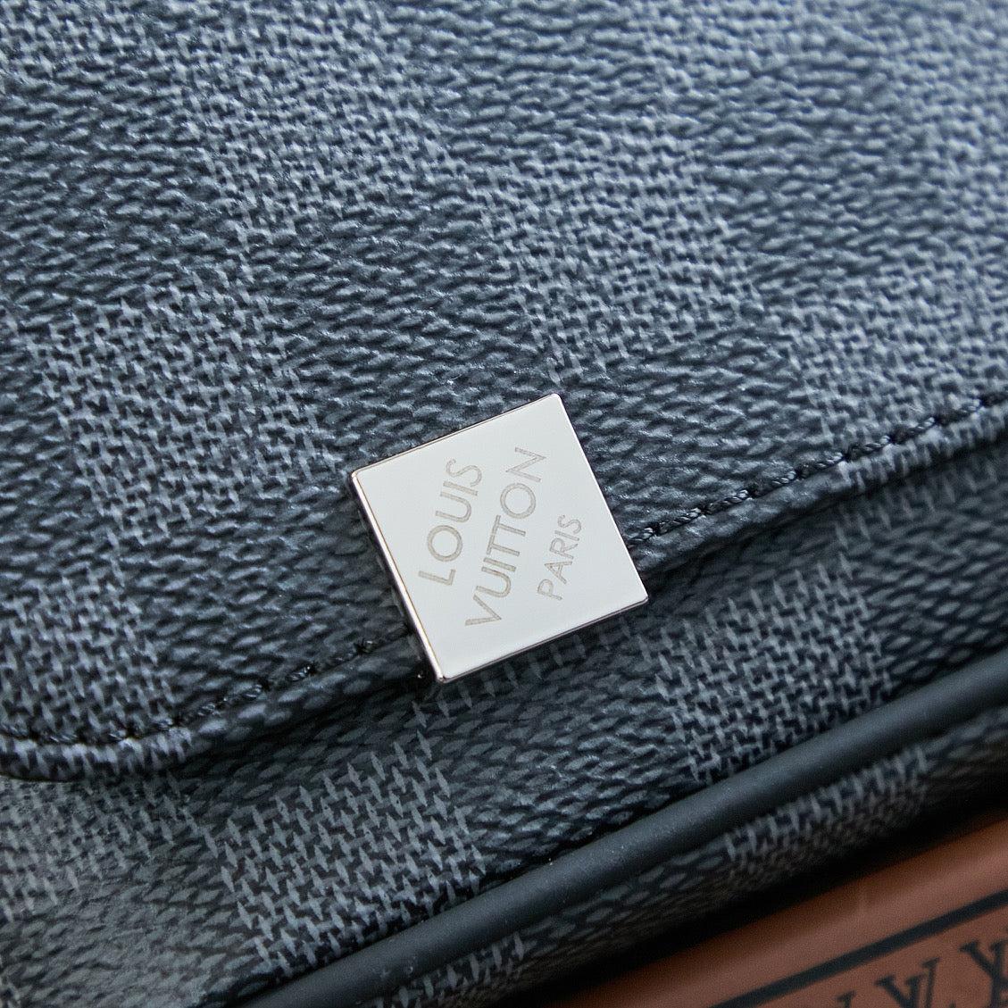 LOUIS VUITTON DISTRICT 25 IN GREY BLACK DAMIER GRAPHITE CANVAS