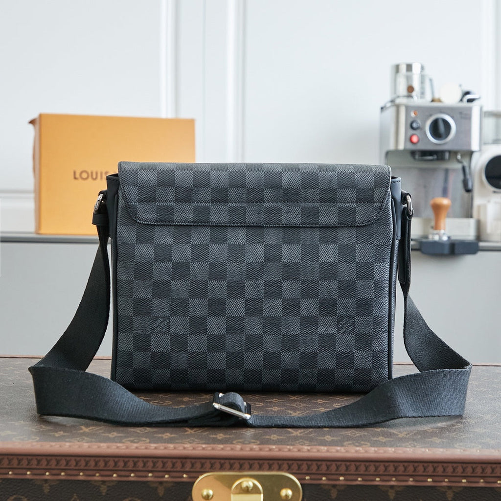 LOUIS VUITTON DISTRICT 25 IN GREY BLACK DAMIER GRAPHITE CANVAS
