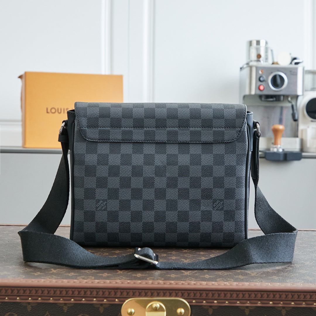 LOUIS VUITTON DISTRICT 25 IN GREY BLACK DAMIER GRAPHITE CANVAS