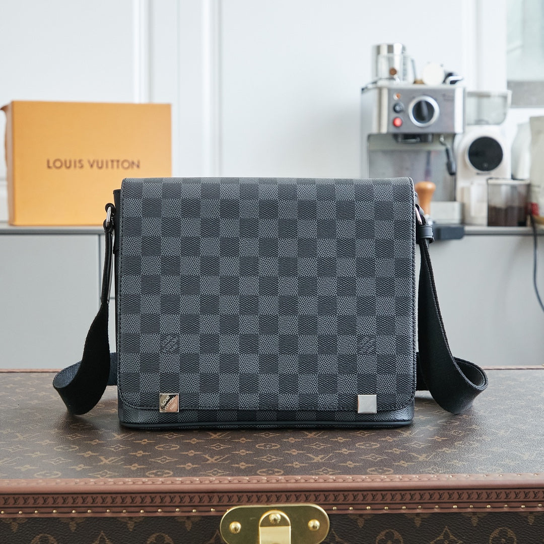 LOUIS VUITTON DISTRICT 25 IN GREY BLACK DAMIER GRAPHITE CANVAS
