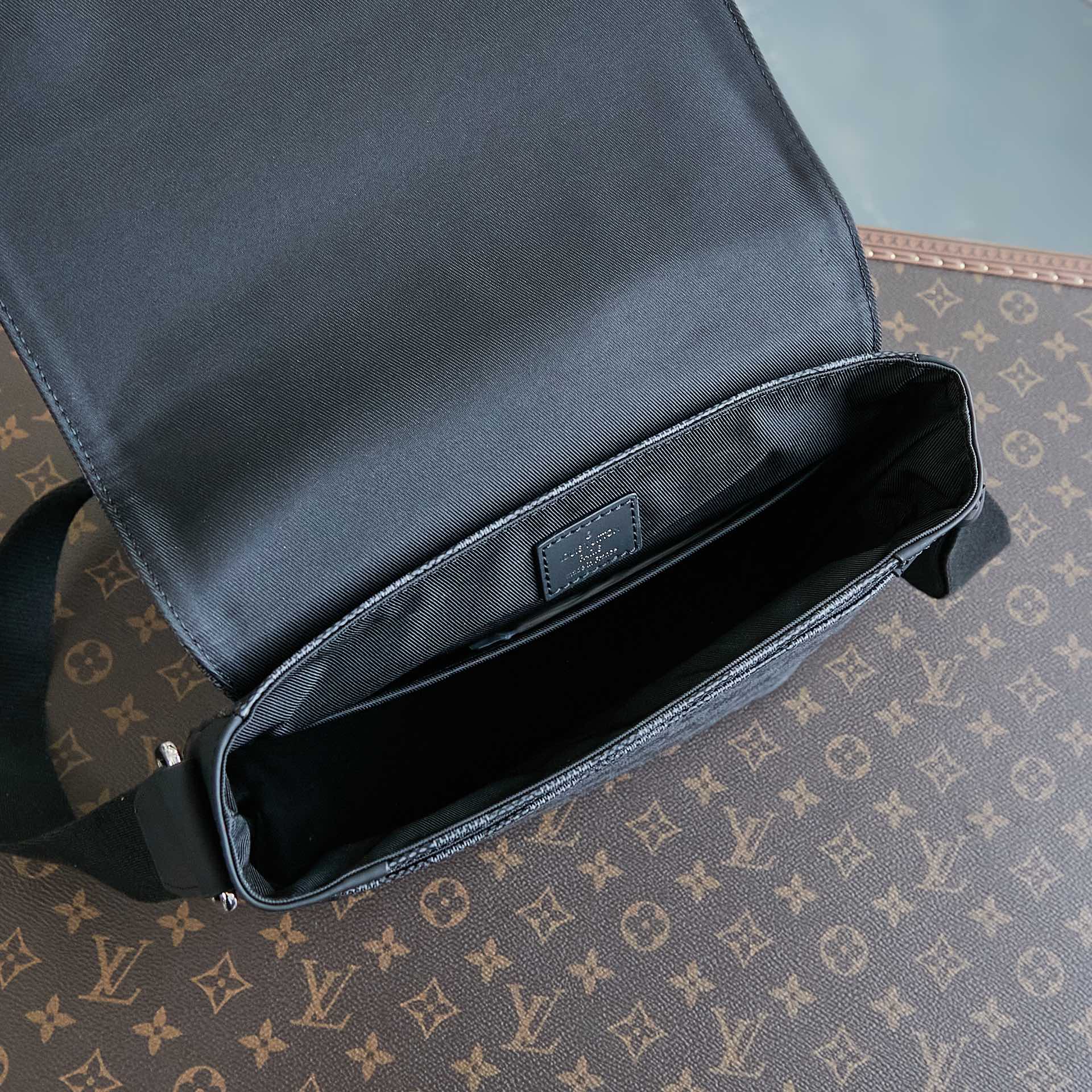 LOUIS VUITTON DISTRICT 25 IN GREY BLACK DAMIER GRAPHITE CANVAS
