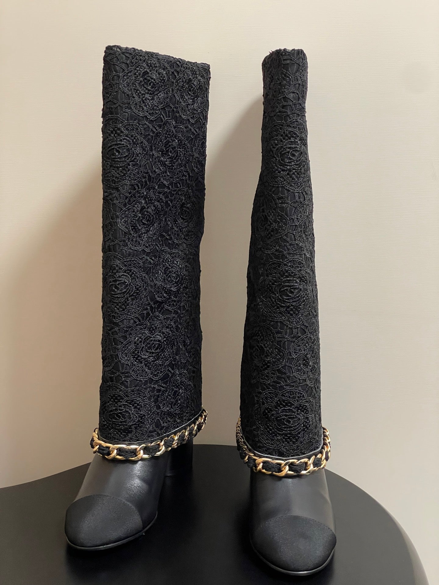 CHANEL FLORAL BOOTS 60MM IN BLACK CALFSKIN WITH GOLD CHAIN